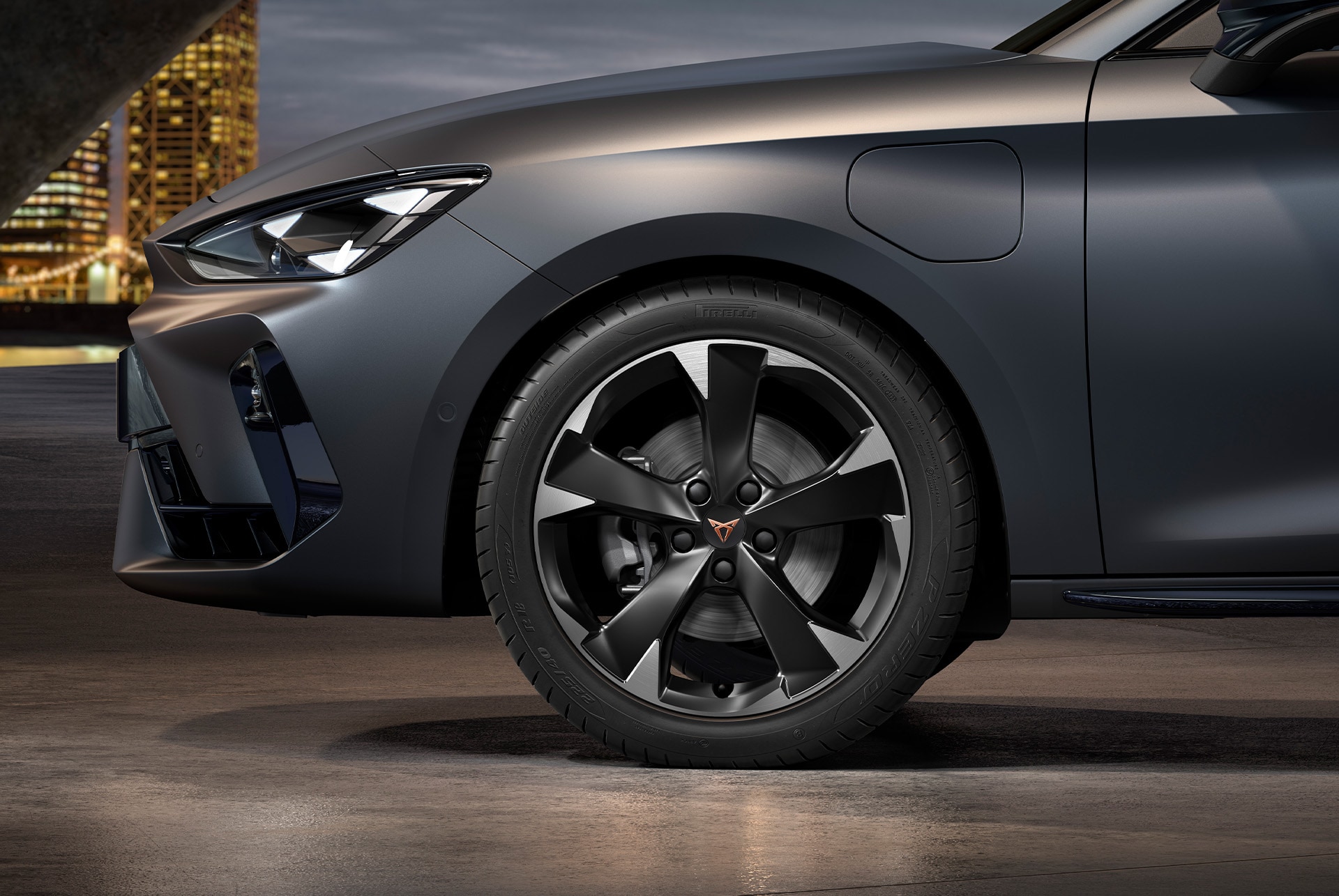 vista frontal lateral de las llantas izquierdas de aleación mecanizadas Silver Garbi para el nuevo CUPRA León Sportstourer 2025, neumáticos, faros característicos y carrocería gris