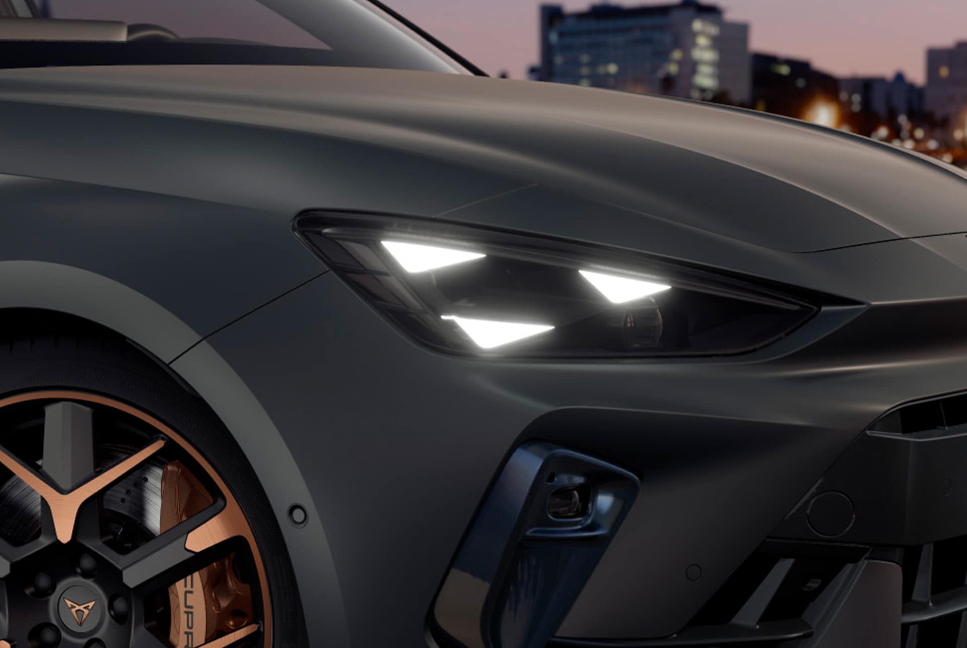 sección del nuevo pack de equipamiento del CUPRA León Sportstourer 2025 Pure Performance, luces matrix LED, con una firma distintiva, junto con una cámara multifunción.