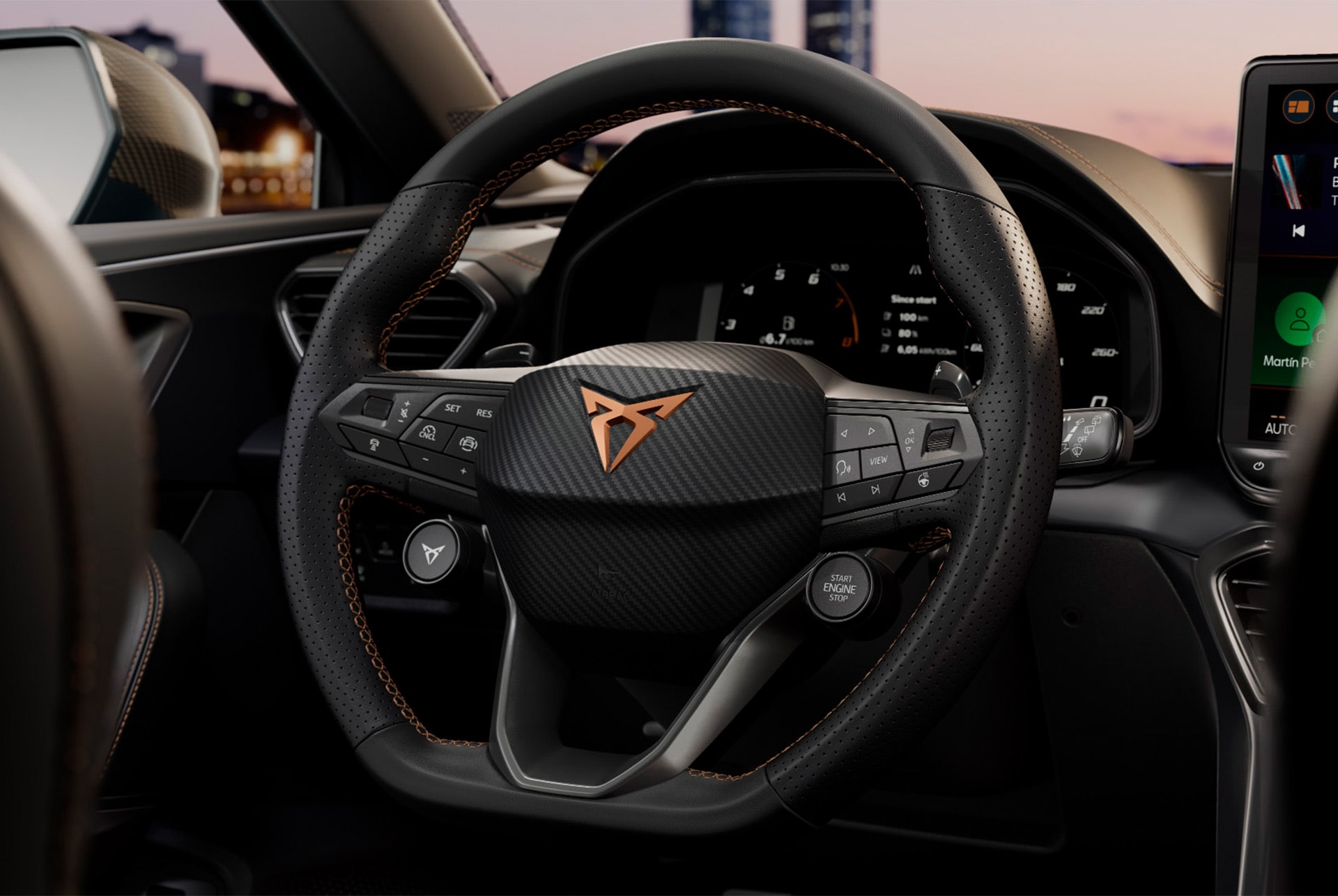 Nuevo CUPRA León Sportstourer 2025, volante con mandos por satélite, sistemas avanzados de asistencia Safety Tech, control de crucero adaptativo, mantenimiento de carril y visualización dinámica en directo de las señales de tráfico.