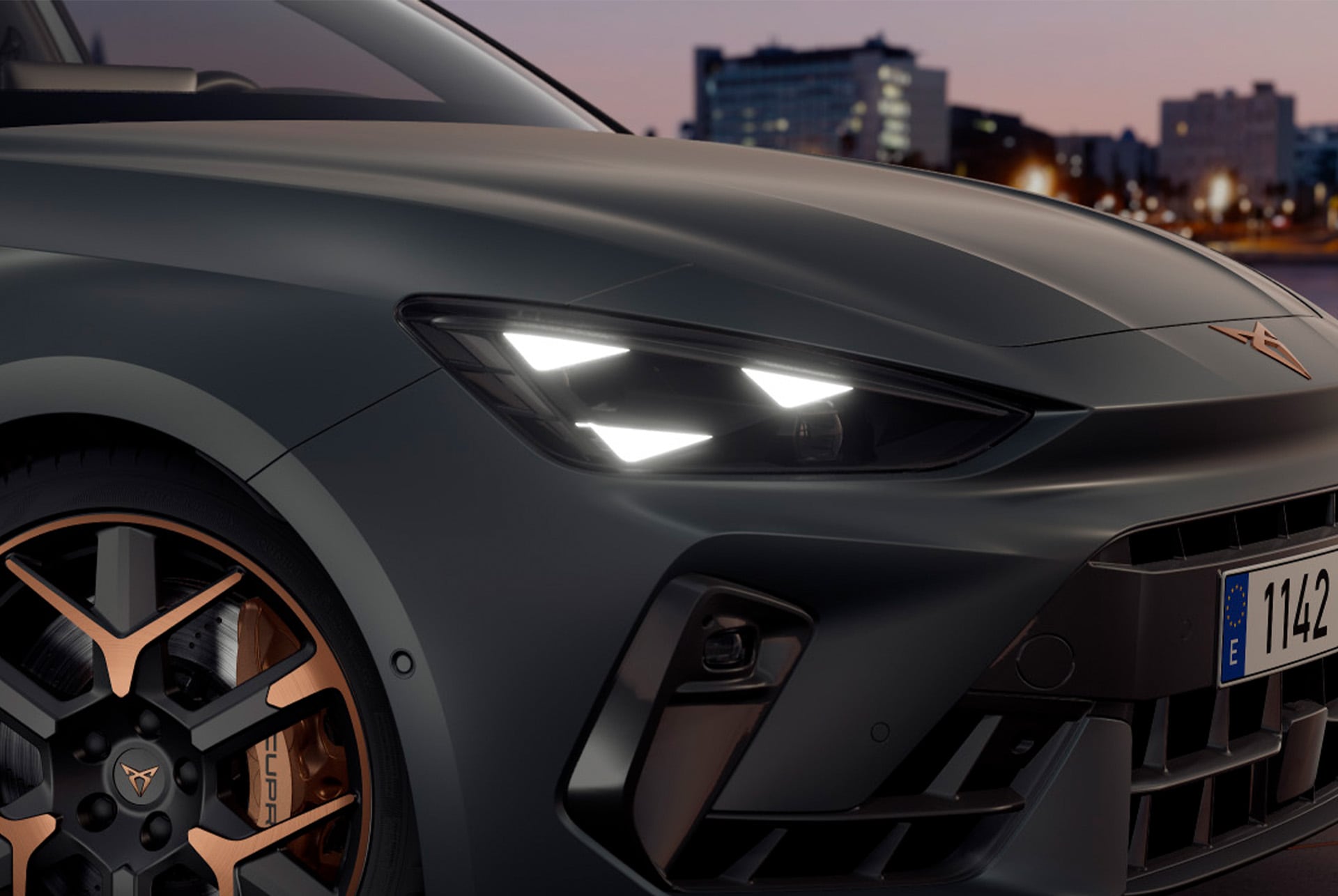 : sección del nuevo pack de equipamiento del CUPRA León Sportstourer 2025 Pure Performance, luces matrix LED, con una firma distintiva, junto con una cámara multifunción.
