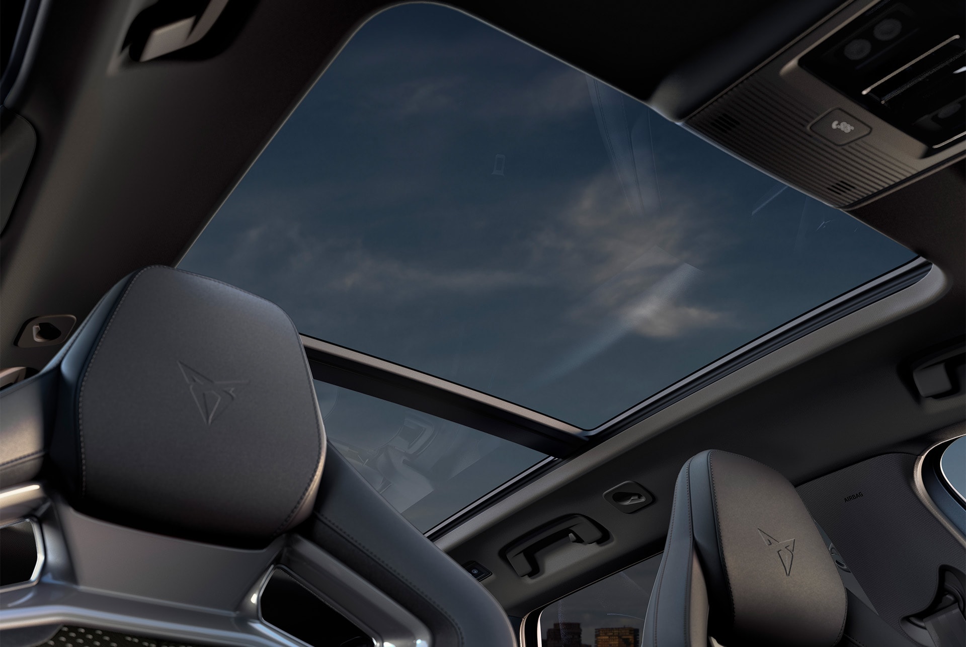 nuevo CUPRA León Sportstourer 2025 con skyline, actualización del equipamiento, techo solar eléctrico panorámico del coche.