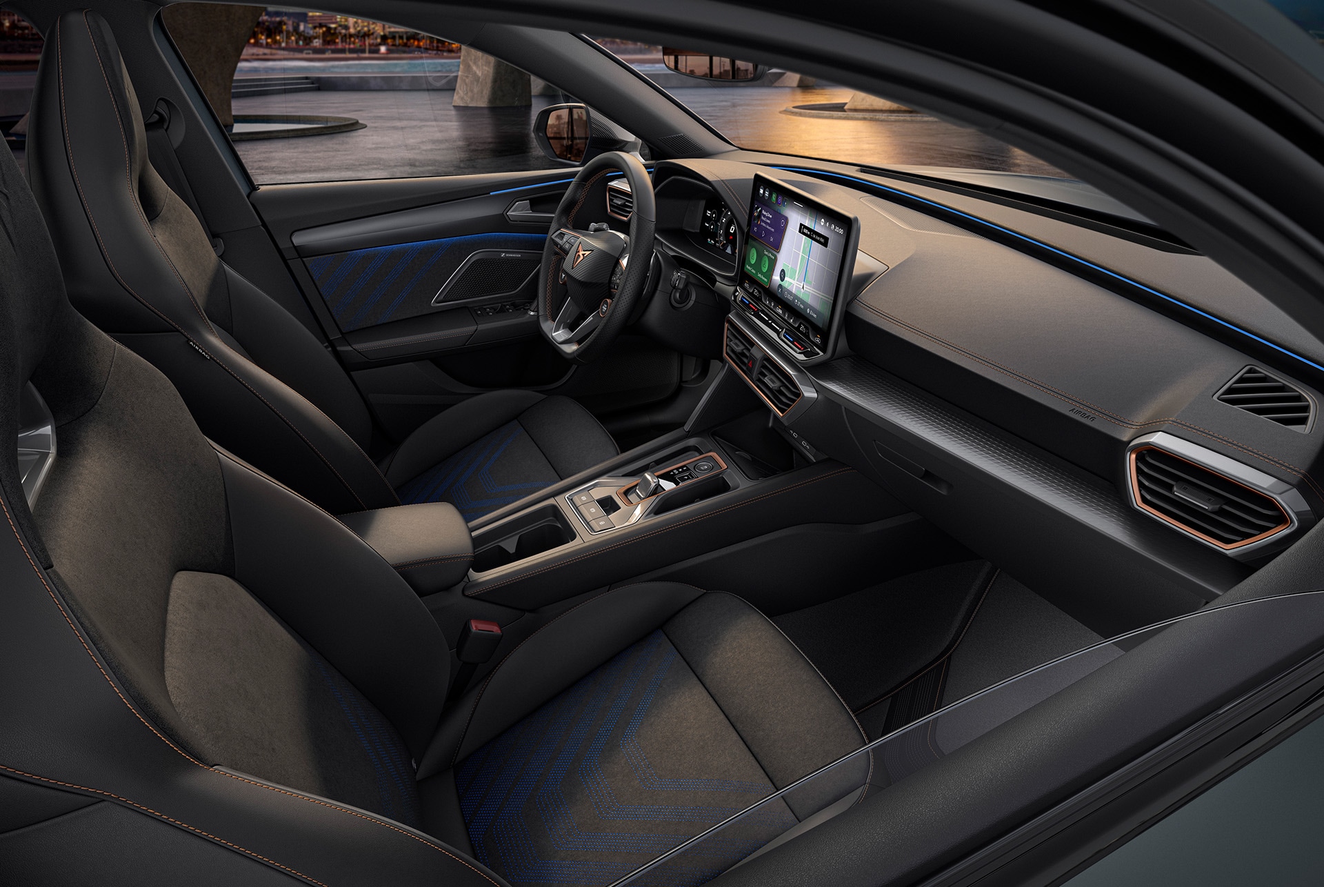 Diseño interior dinámico del nuevo CUPRA León Sportstourer 2025, asientos bucket de material de microfibra vegana reciclada, funciones de memoria eléctrica y ajustes de calefacción.