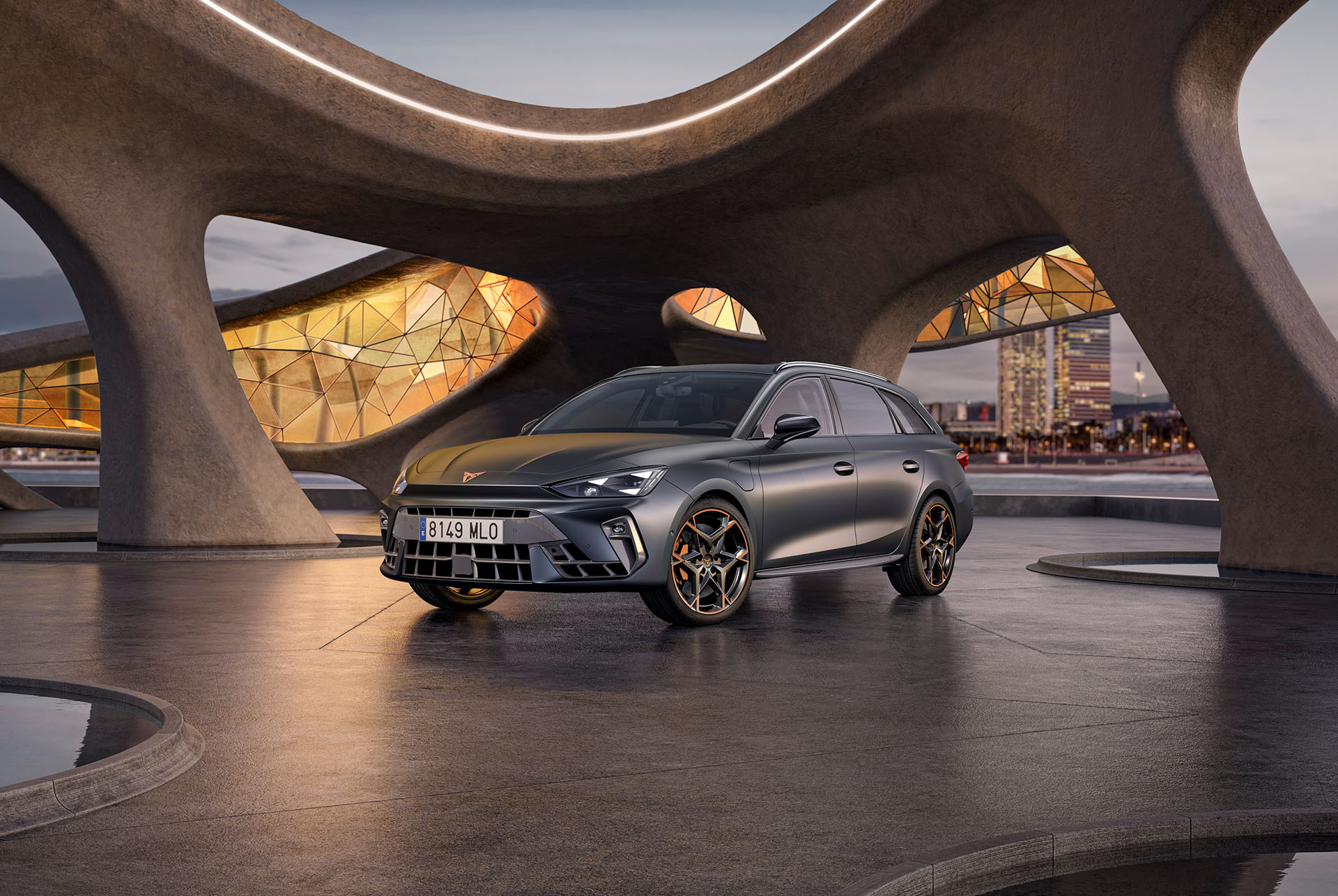 Nuevo vehículo híbrido CUPRA León Sportstourer 2024 en gris, aparcado sobre hormigón liso, fondo inspirado en Gaudí, cristales geométricos iluminados