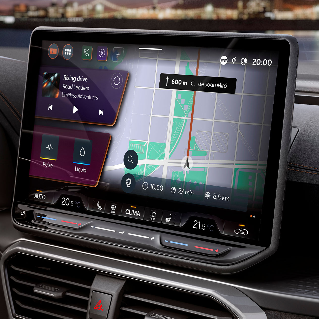 ista del salpicadero del nuevo CUPRA León Sportstourer 2025, pantalla del sistema Infotainment con CUPRA Connect Plus, para encontrar estaciones de carga PHEV, alertas de tráfico en directo, estaciones de carga y aparcamientos.