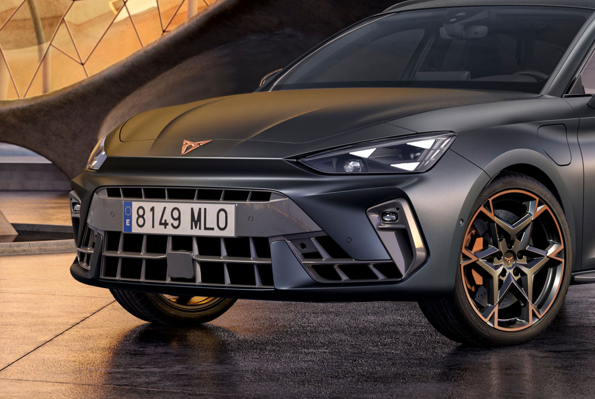 Tecnología de coche híbrido del nuevo CUPRA León Sportstourer 2025, aparcado sobre cemento, paisaje urbano y estructura arquitectónica de hormigón con faros CUPRA Matrix LEDd architectural concrete structure with cupra matrix led headlights