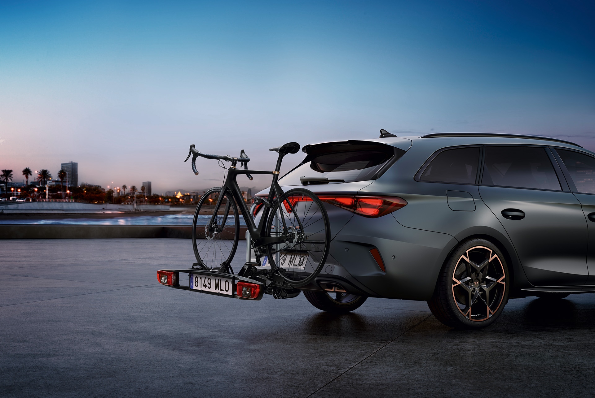 uevo CUPRA León Sportstourer 2025, portabicicletas de remolque trasero para el coche Thule