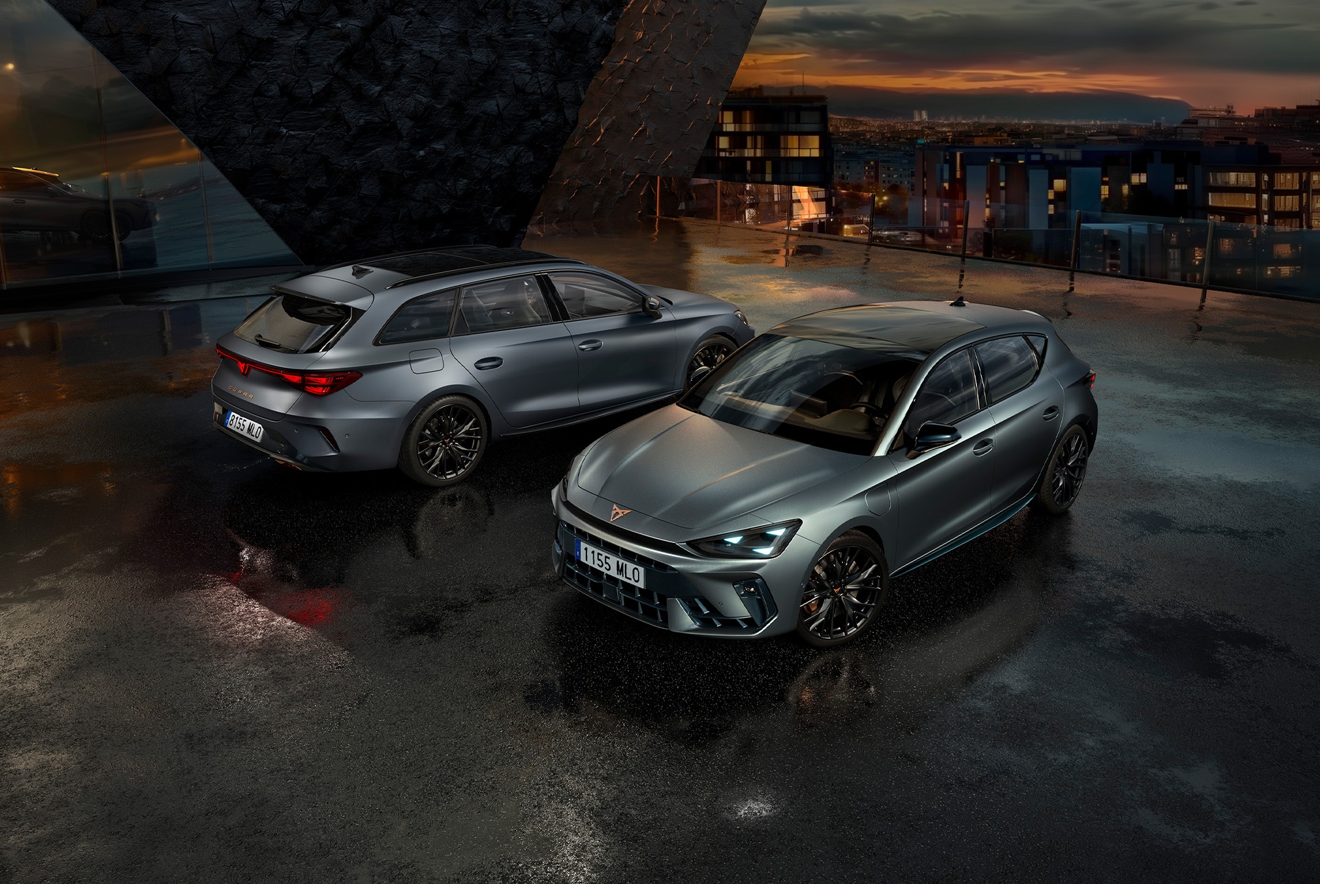 imagen de dos CUPRA Leones aparcados en un entorno nocturno; uno muestra el diseño frontal y el otro, el diseño trasero.