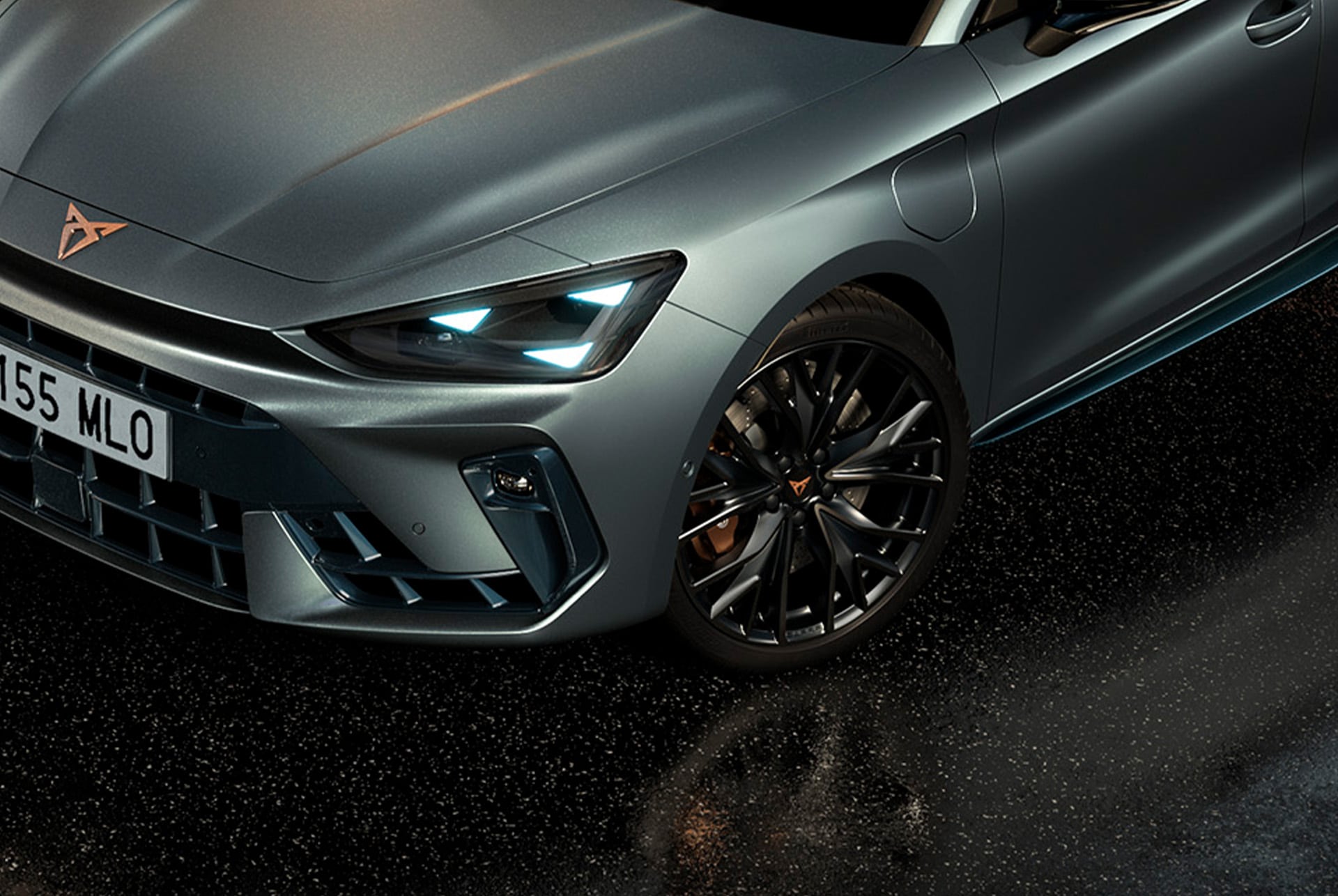 plano lateral en detalle del CUPRA Leon en gris, destacando la sofisticación y personalidad de la llanta de aleación de 48 cm (19") en acabado Sport Black Matt.