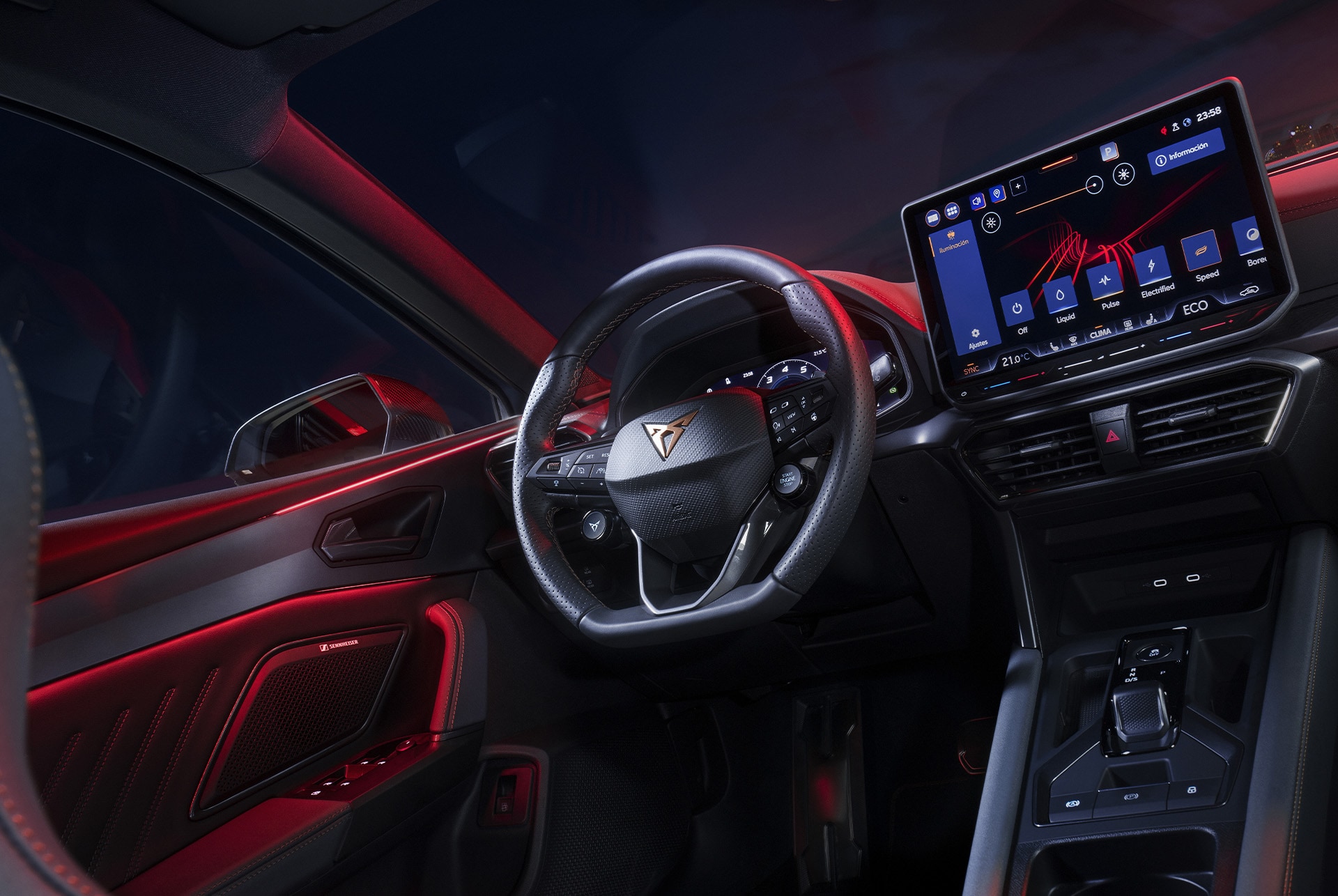 Volante del CUPRA León, selección del perfil de conducción de Infotainment, tecnología avanzada de dirección, opción de control de chasis adaptativo, salpicadero, ventanilla y skyline de la ciudad