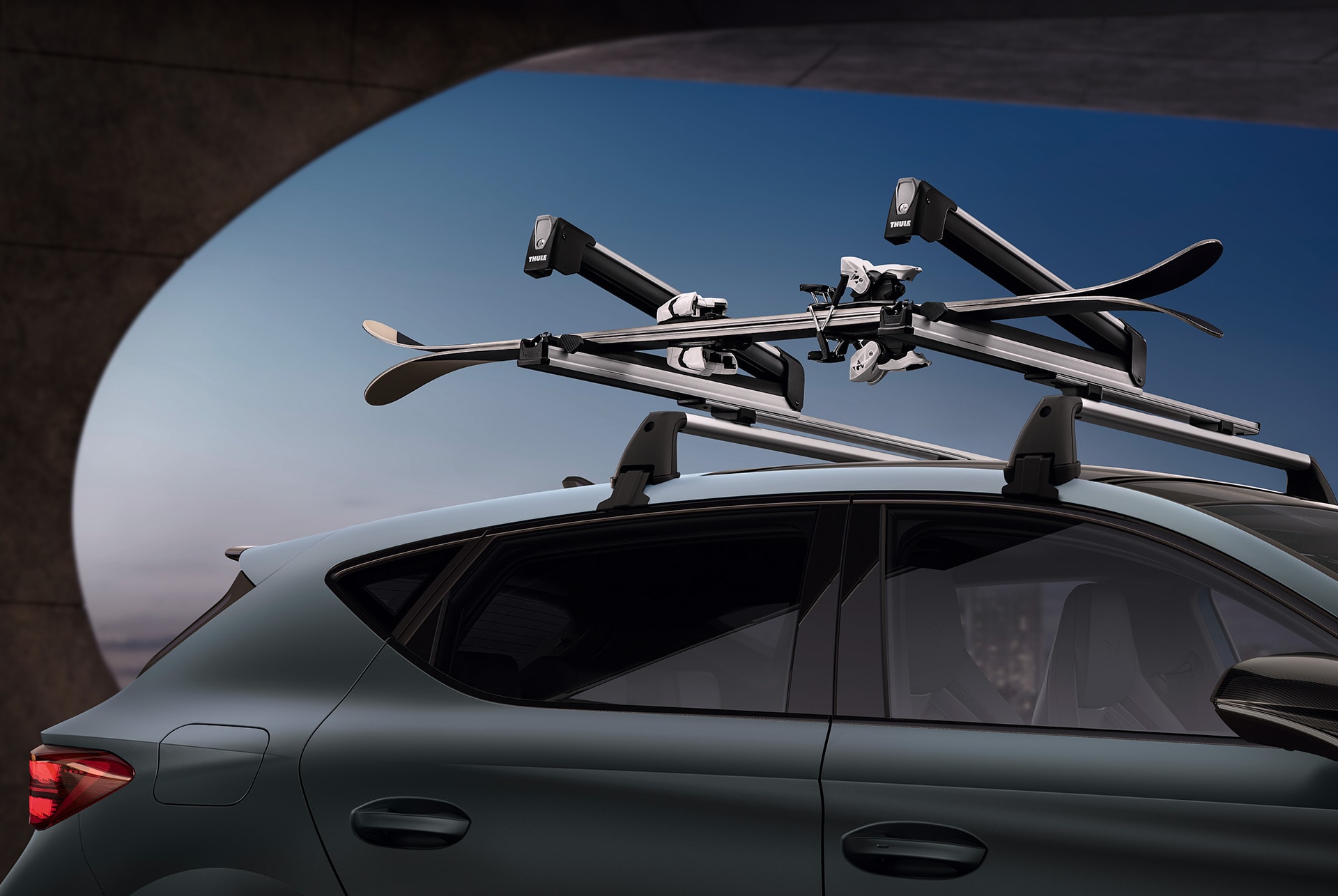 Vista lateral del nuevo portaesquís de techo Thule del CUPRA León 2025