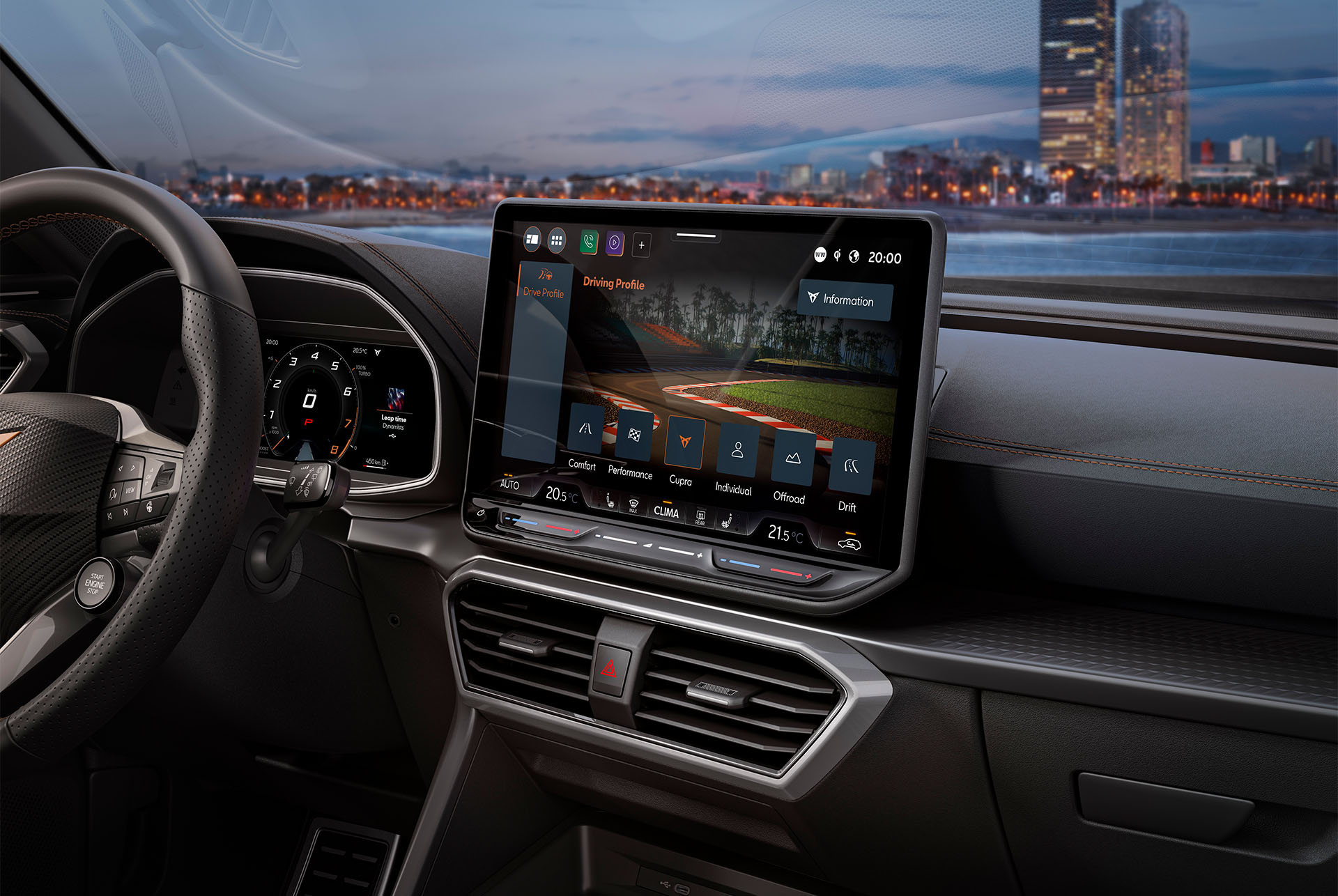 Vista delantera de la dirección avanzada y el control de chasis adaptativo del nuevo coche híbrido CUPRA León 2025 en acción, fondo borroso de paisaje urbano al atardecer.