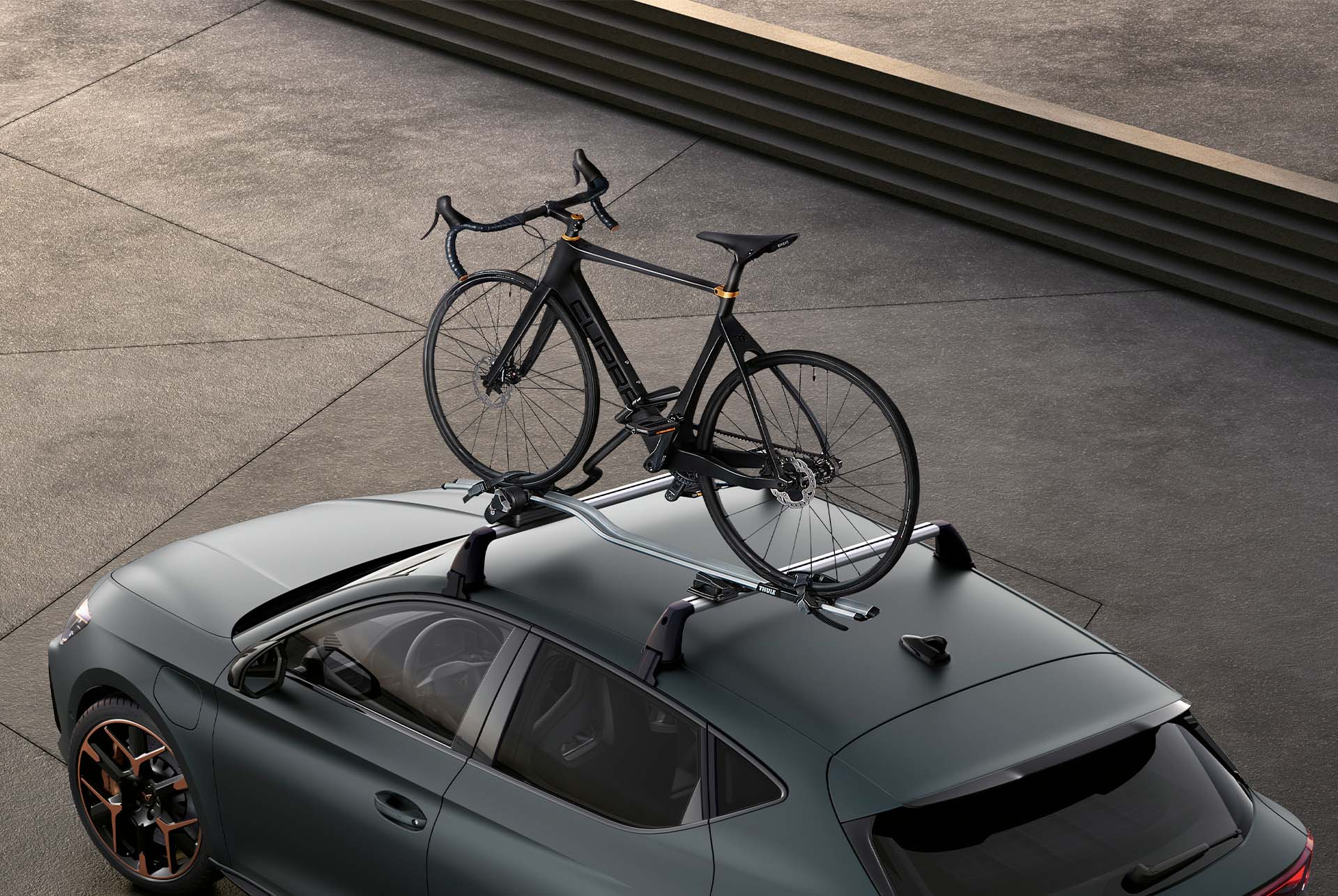 vista aérea del nuevo CUPRA León 2025 gris Enceladus mate con accesorio portabicicletas Thule para el techo del coche