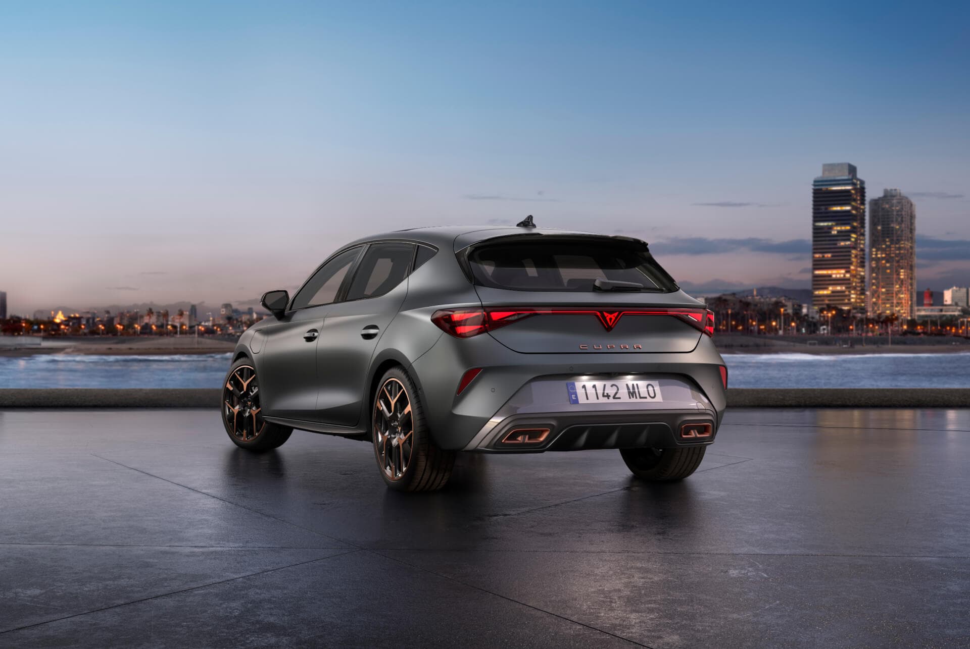 Nuevo CUPRA León vz 2025, cielo azul, puesta de sol, iluminación trasera, carrocería gris mate, modelo de coche.