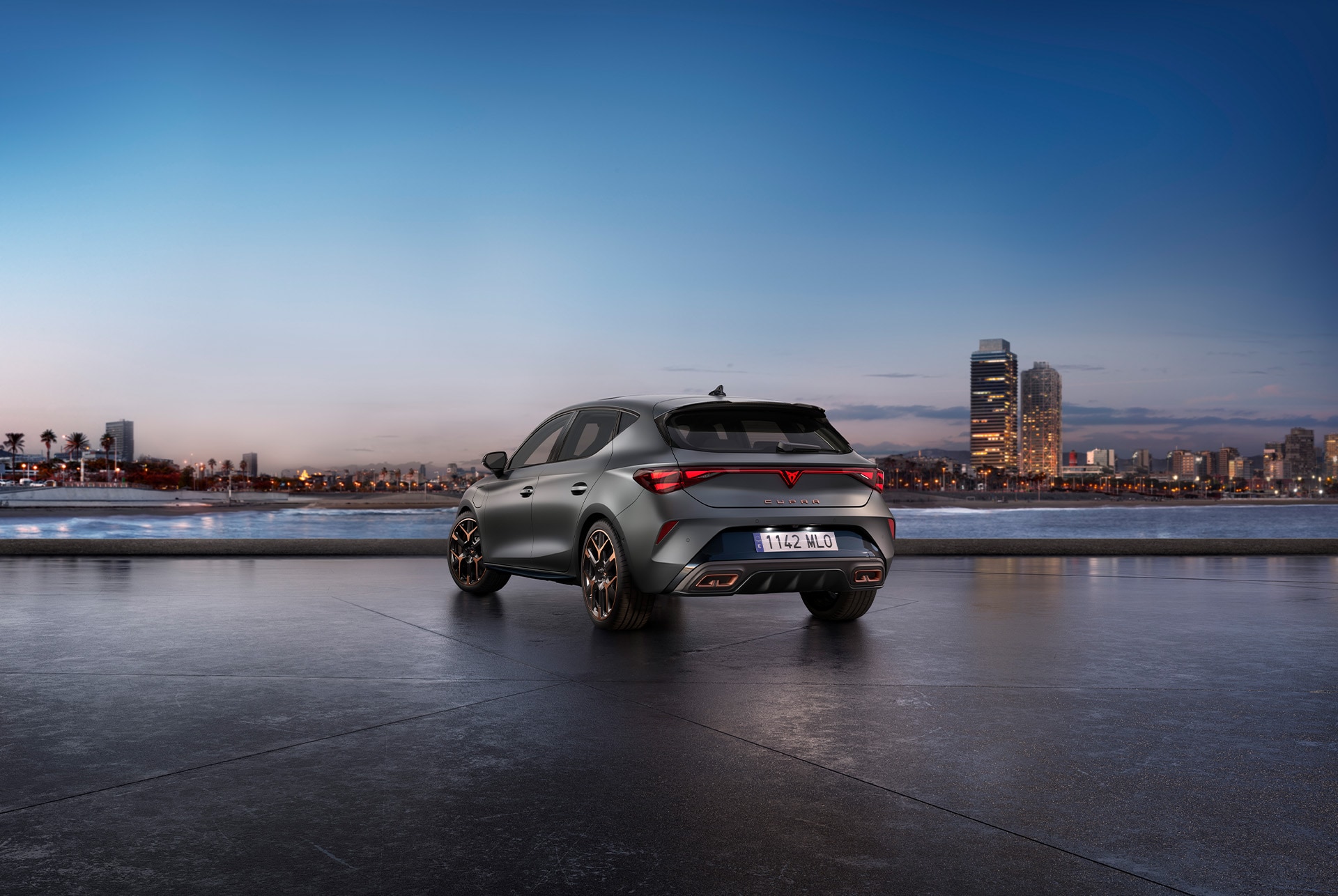 CUPRA León vz, cielo azul, puesta de sol, iluminación trasera, carrocería gris mate, modelo de coche.