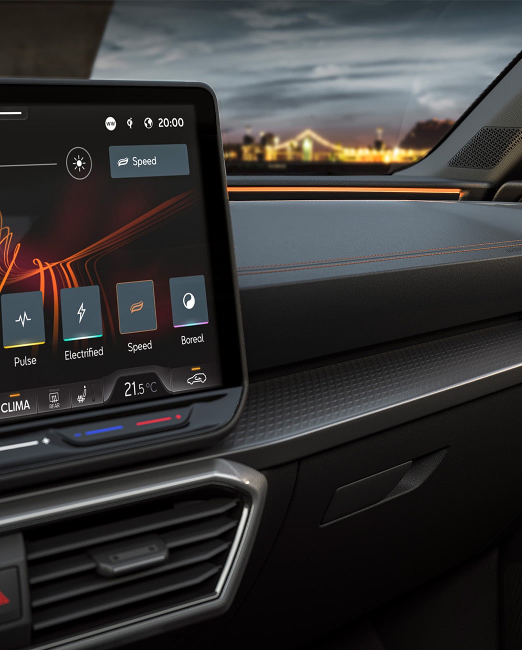 nuevo sistema de Infotainment en el interior del CUPRA León 2025, interior del salpicadero, retrovisor, conducto de ventilación y guantera.