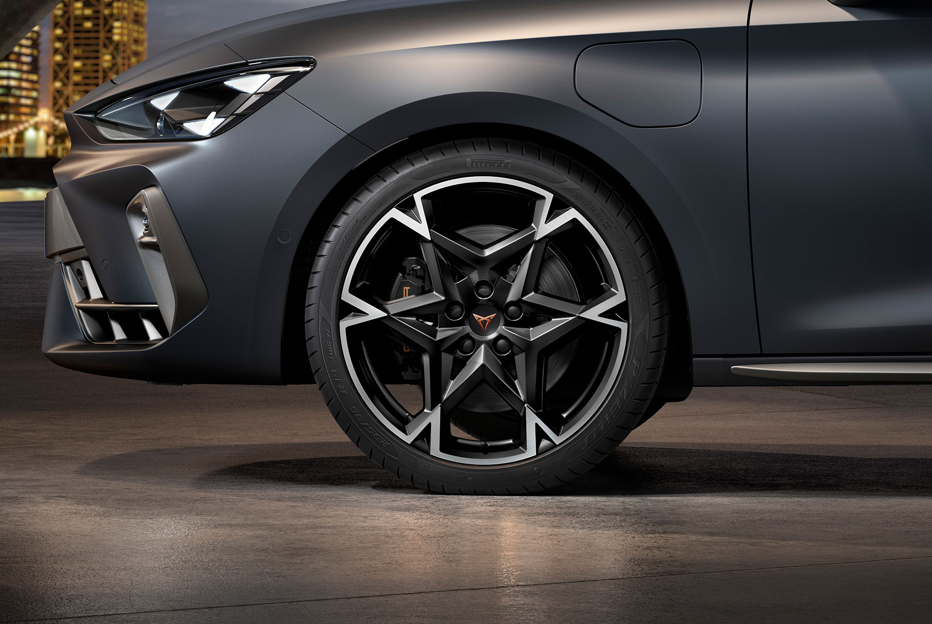 vista lateral delantera de la llanta de aleación mecanizada polar izquierda en negro y plateado para el nuevo CUPRA León 2025, neumáticos, faros característicos y carrocería gris