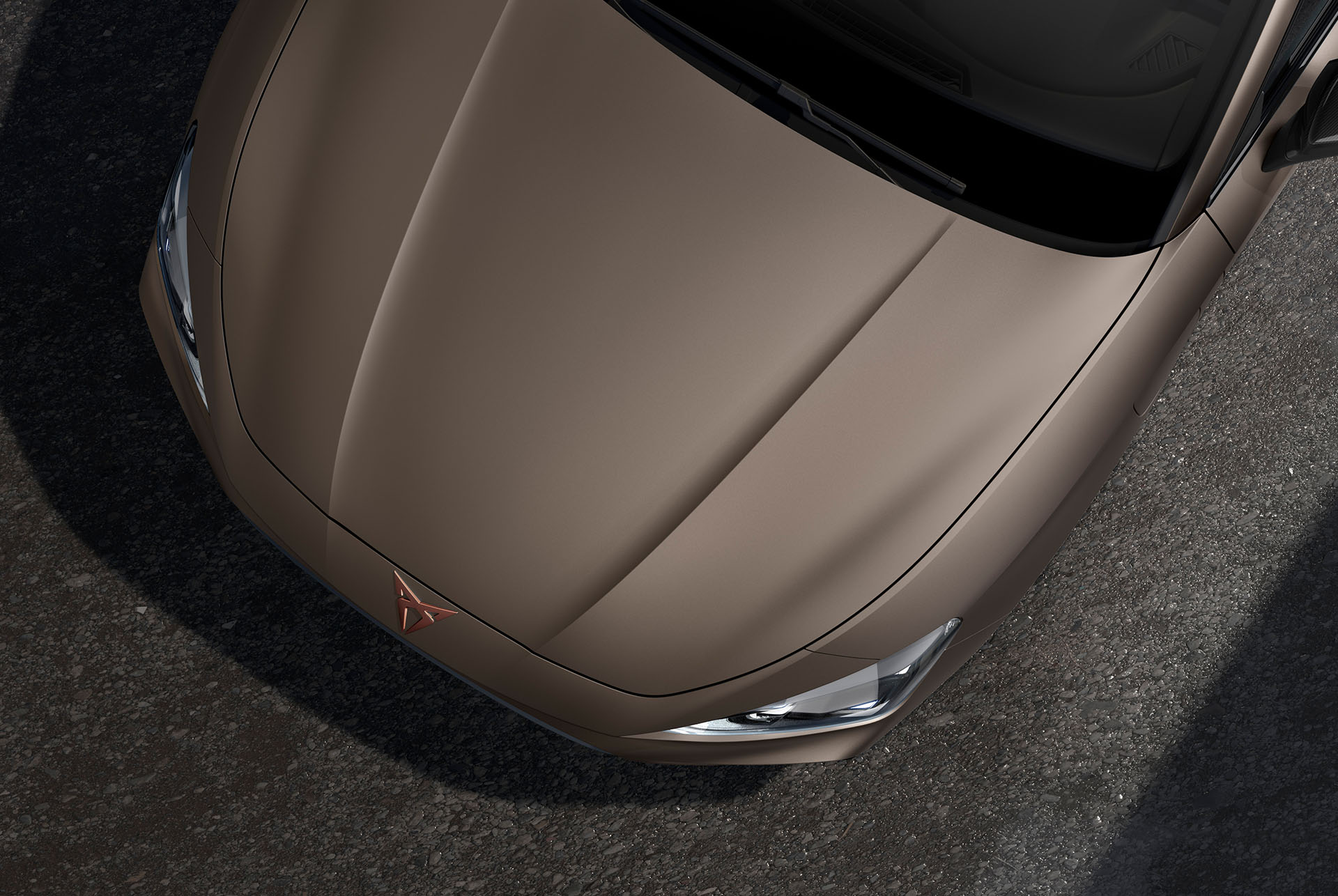 vista aérea del capó del nuevo coche CUPRA León 2025 en Century 