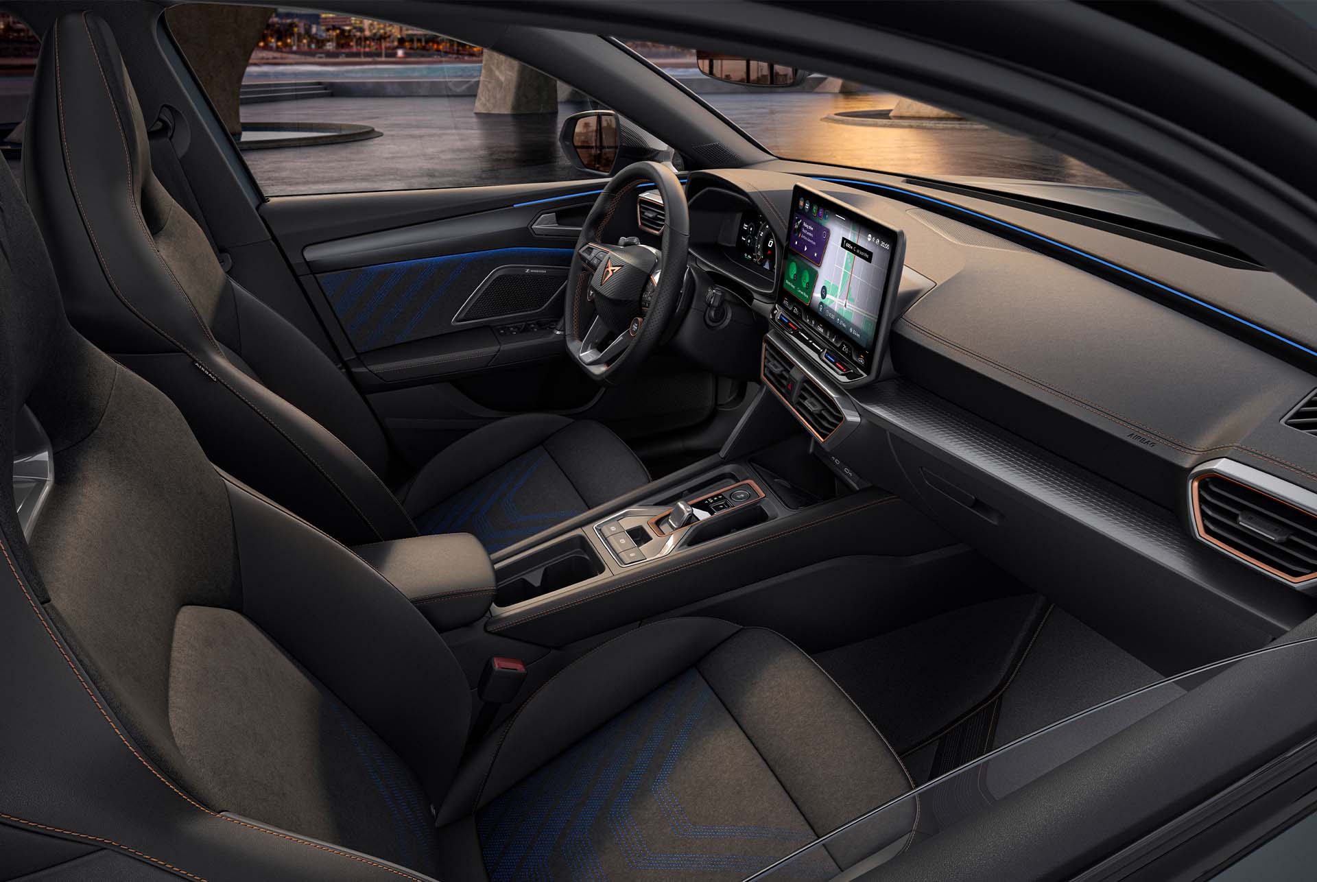 Diseño interior Dynamic del coche híbrido, el nuevo CUPRA León 2025, asientos bucket de material de microfibra vegana reciclada, funciones de memoria eléctrica y ajustes de calefacción.