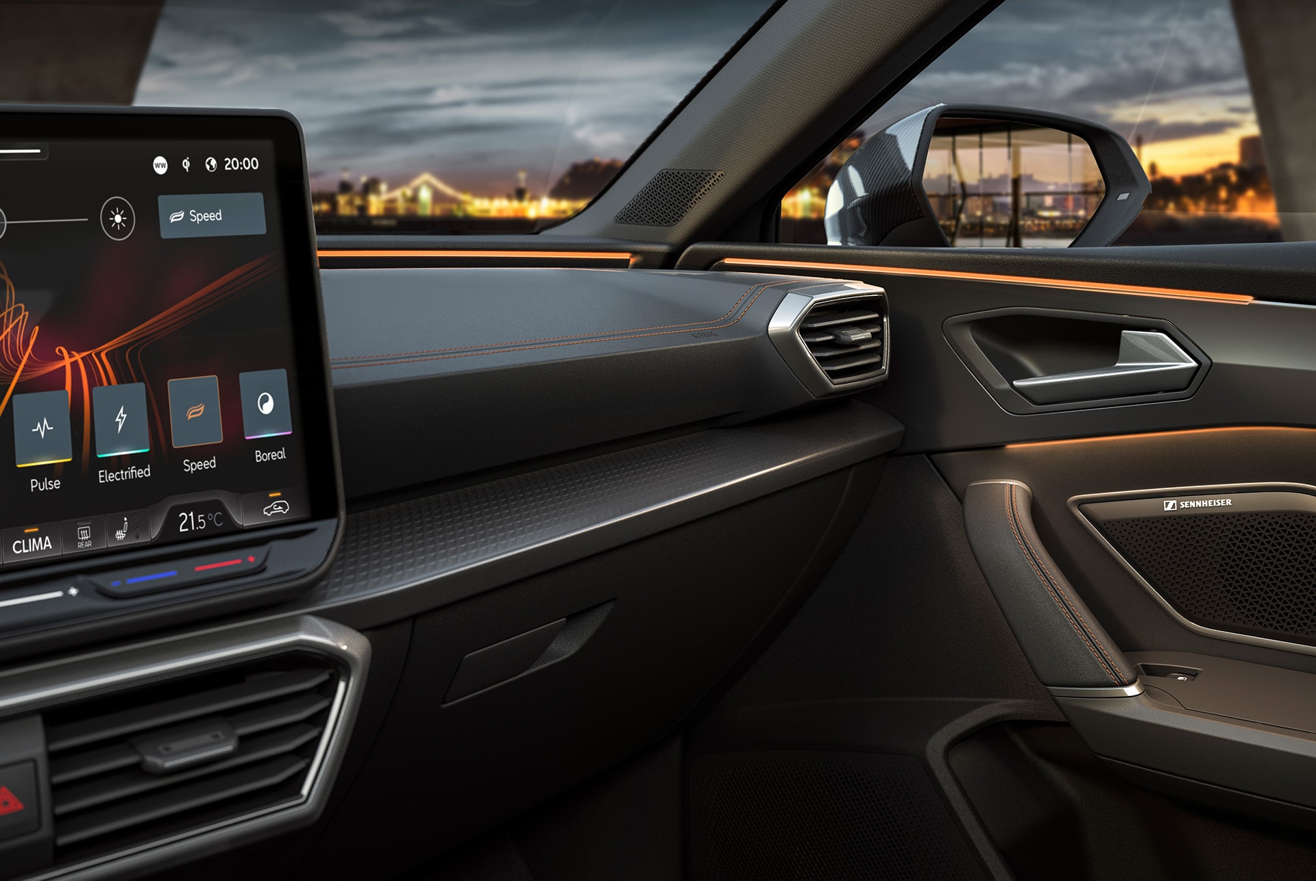 Tecnología mejorada del equipamiento de vanguardia del nuevo CUPRA León 2025, iluminación ambiental y sistema de Infotainment. Sistema avanzado sin llave, antirrobo y cámara de visión trasera.
