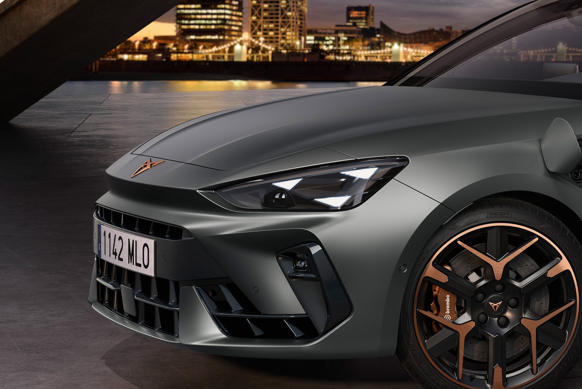 Modelo de coche híbrido del nuevo CUPRA León 2025 cargándose, paquete de equipamiento de carga, faros Matrix LED, con sus distintivas luces con forma de ojo.