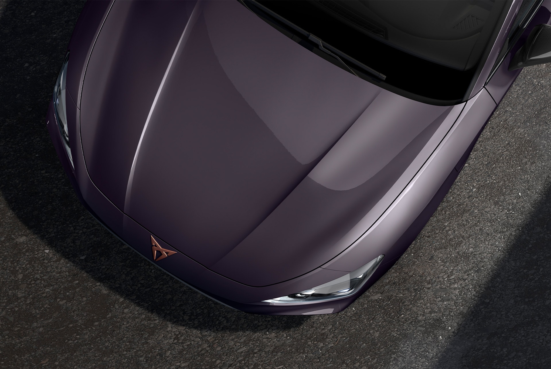 vista aérea del capó del coche CUPRA León en dark void
