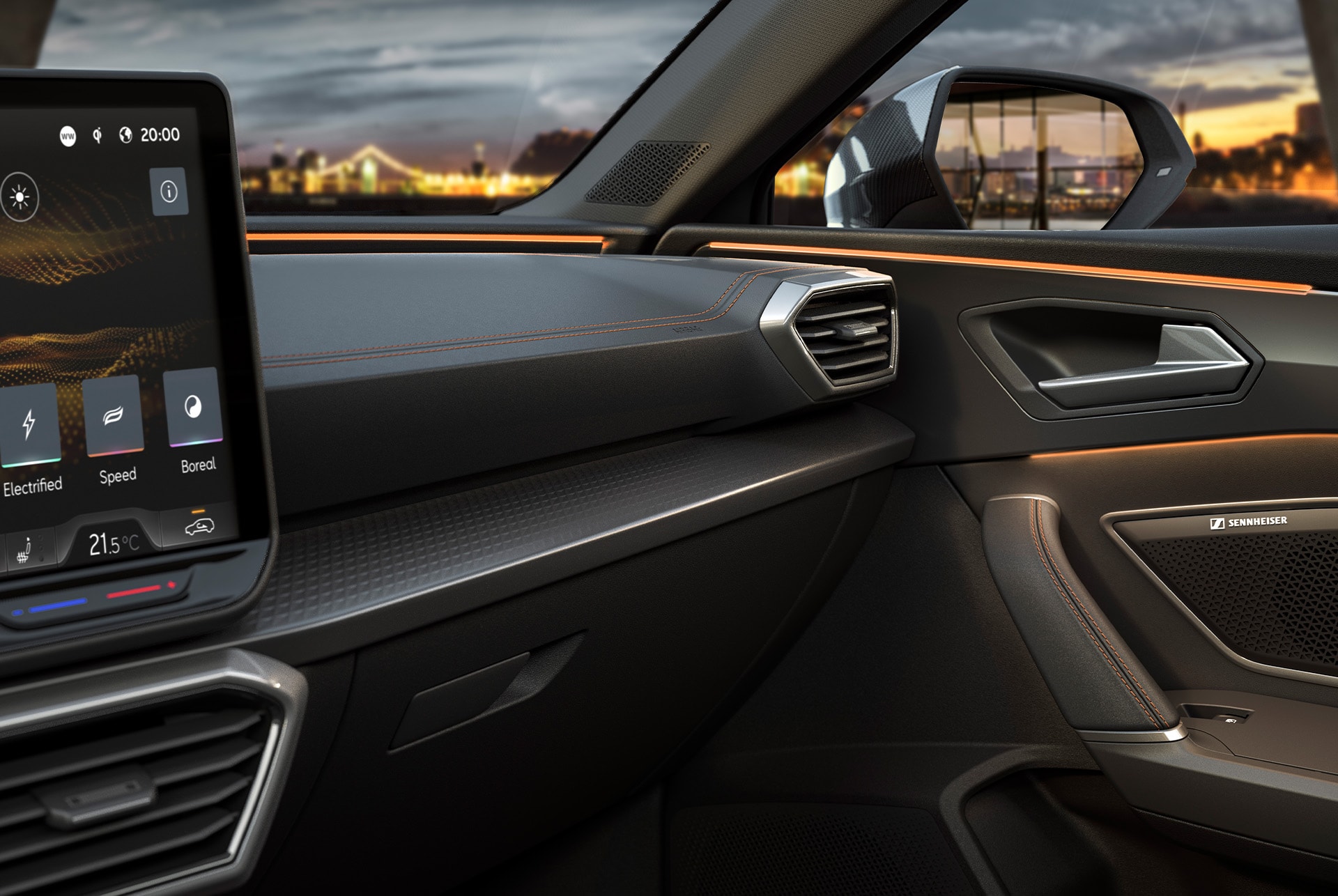 Tecnología mejorada del equipamiento de vanguardia del nuevo CUPRA León 2025, iluminación ambiental y sistema de Infotainment. Sistema avanzado sin llave, antirrobo y cámara de visión trasera.