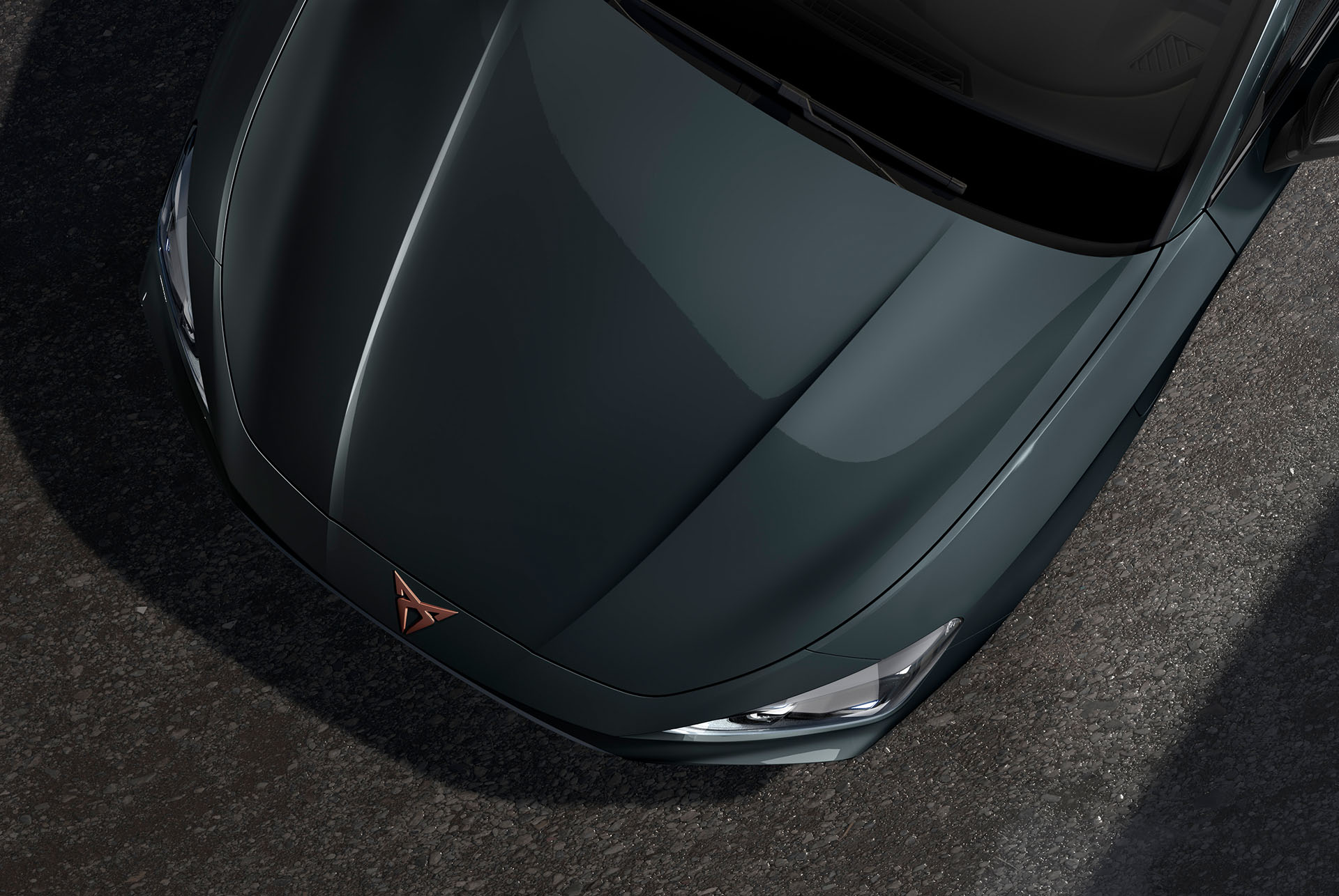 vista aérea del capó del nuevo coche CUPRA León 2025 en azul Fiordo