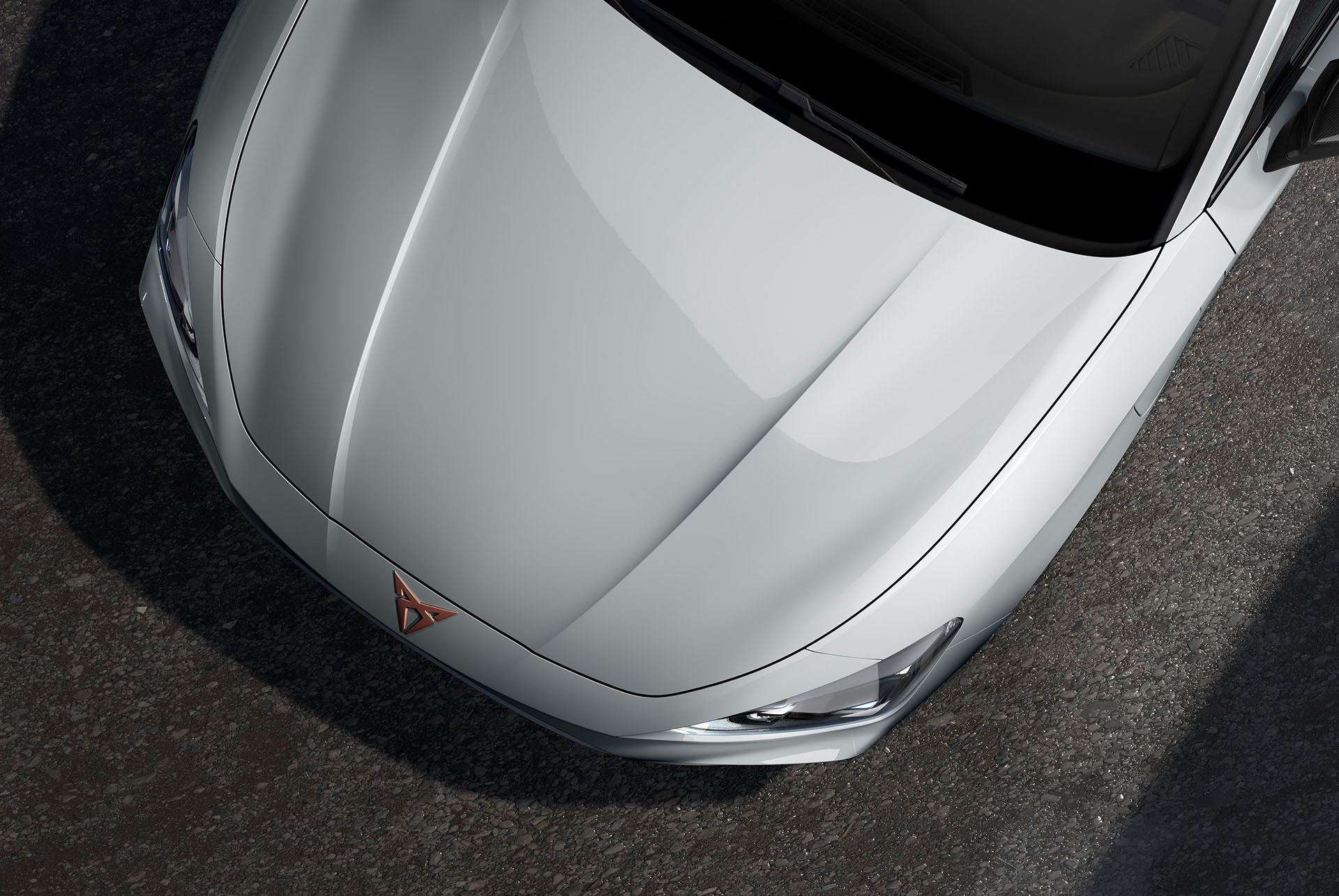 vista aérea del capó del nuevo coche CUPRA León 2025 en blanco Glacial
