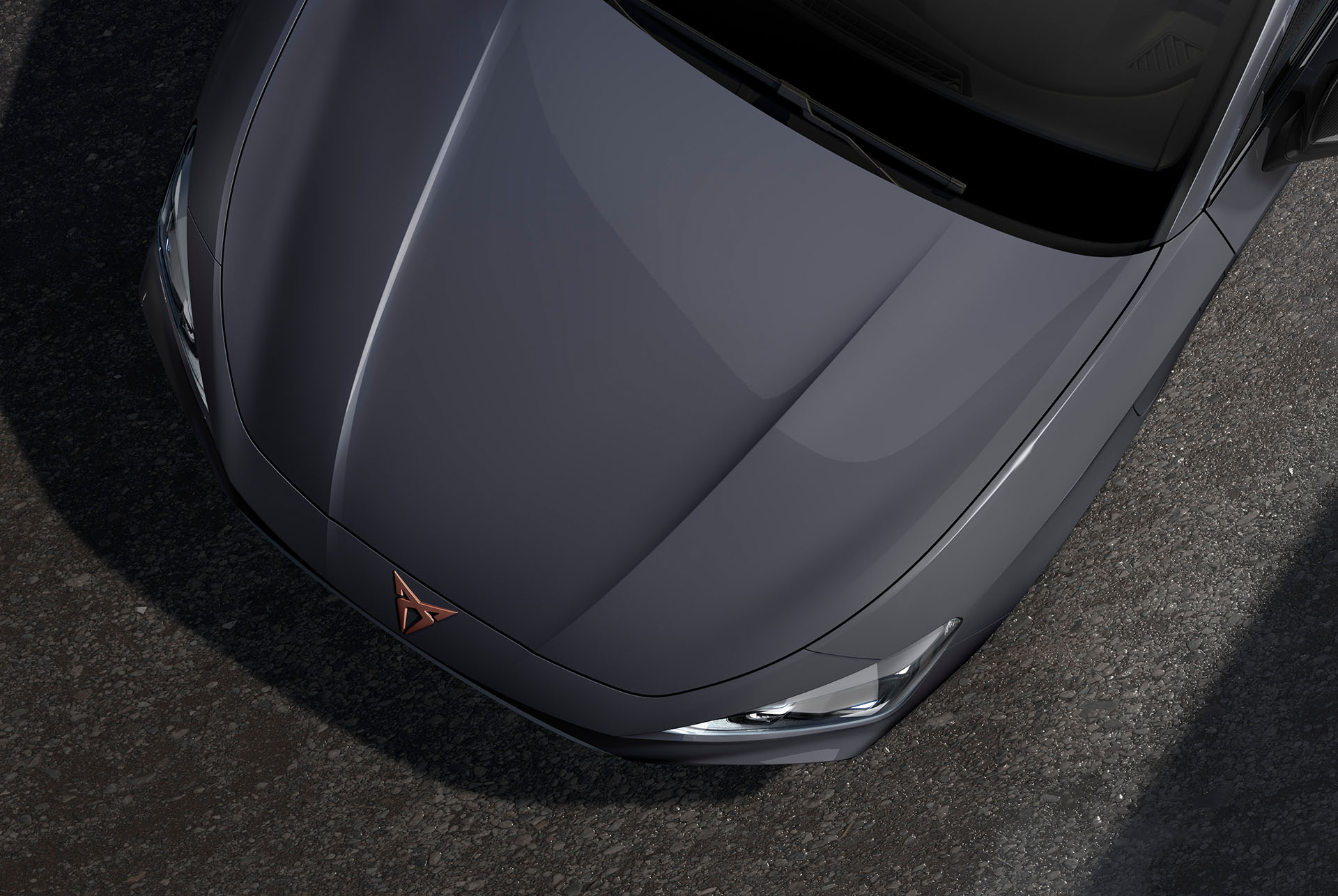 vista aérea del capó del nuevo coche CUPRA León 2025 en gris Graphene