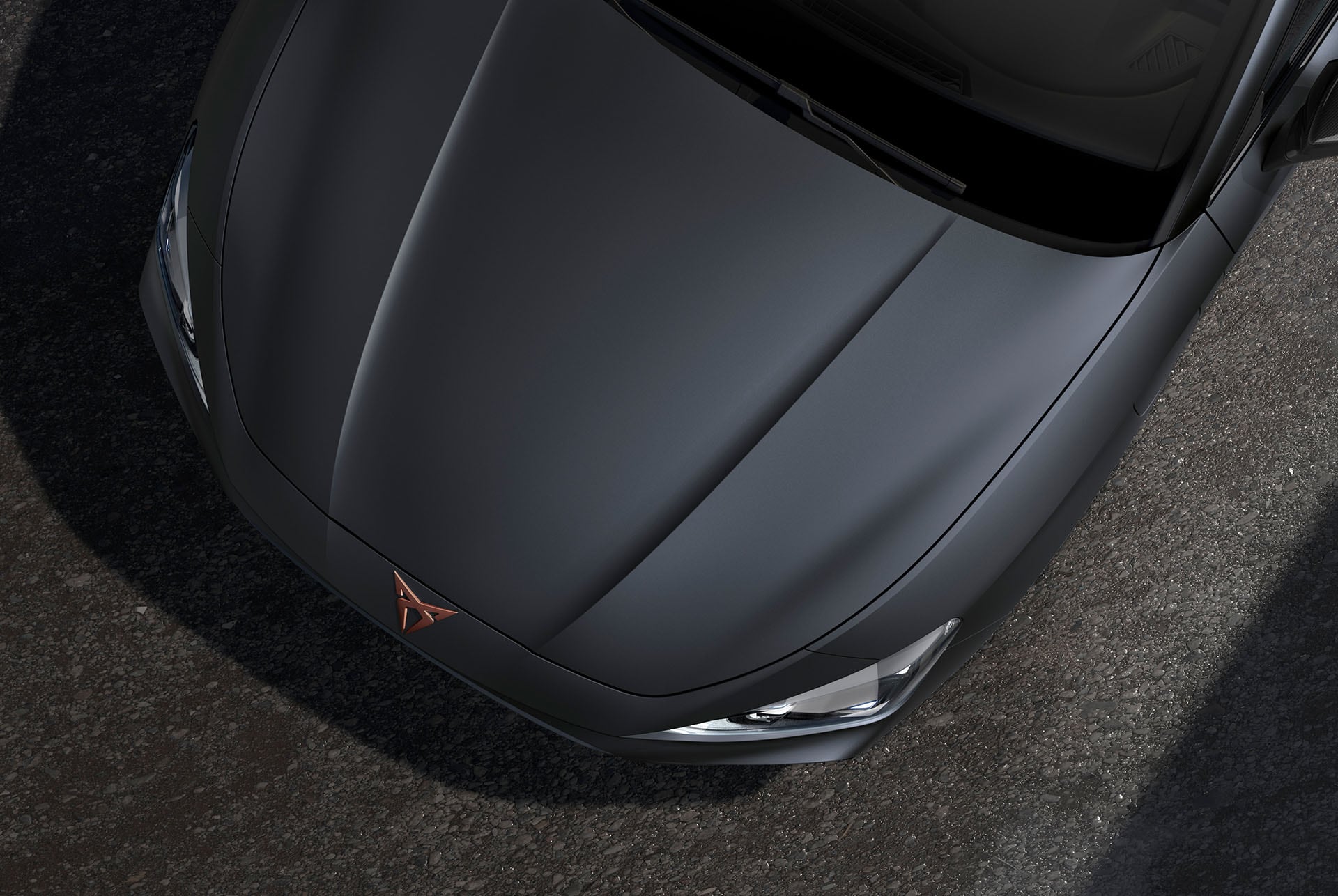 vista aérea del capó del nuevo coche CUPRA León 2025 en Magnetic Tech
