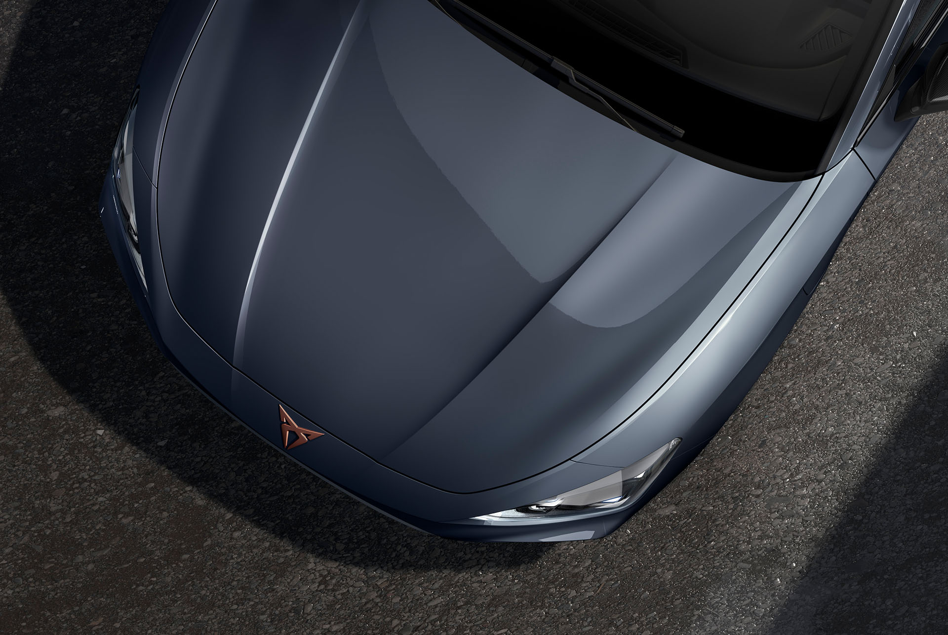 vista aérea del capó del nuevo coche CUPRA León 2025 en Magnetic Tech