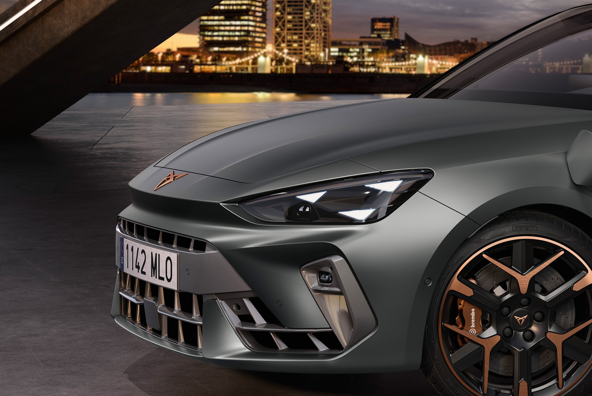 Modelo de coche híbrido del nuevo CUPRA León 2025 cargándose, paquete de equipamiento de carga, faros Matrix LED, con sus distintivas luces con forma de ojo.