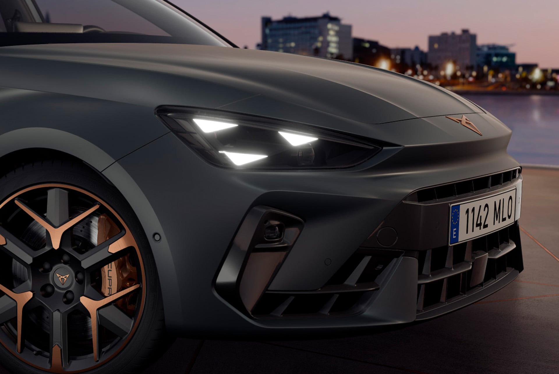 Tecnología del nuevo coche PHEV CUPRA León 2025, demostración de iluminación Matrix LED nocturna e iluminación interior ambiental