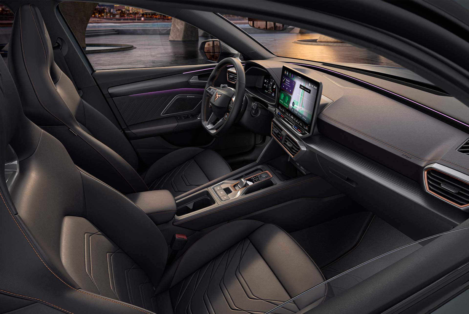 Diseño interior Progressive del coche phev, el nuevo CUPRA León 2025, asientos bucket metalizados de piel con calefacción y eléctricos, con ajustes de memoria tanto para el conductor como para el copiloto. 