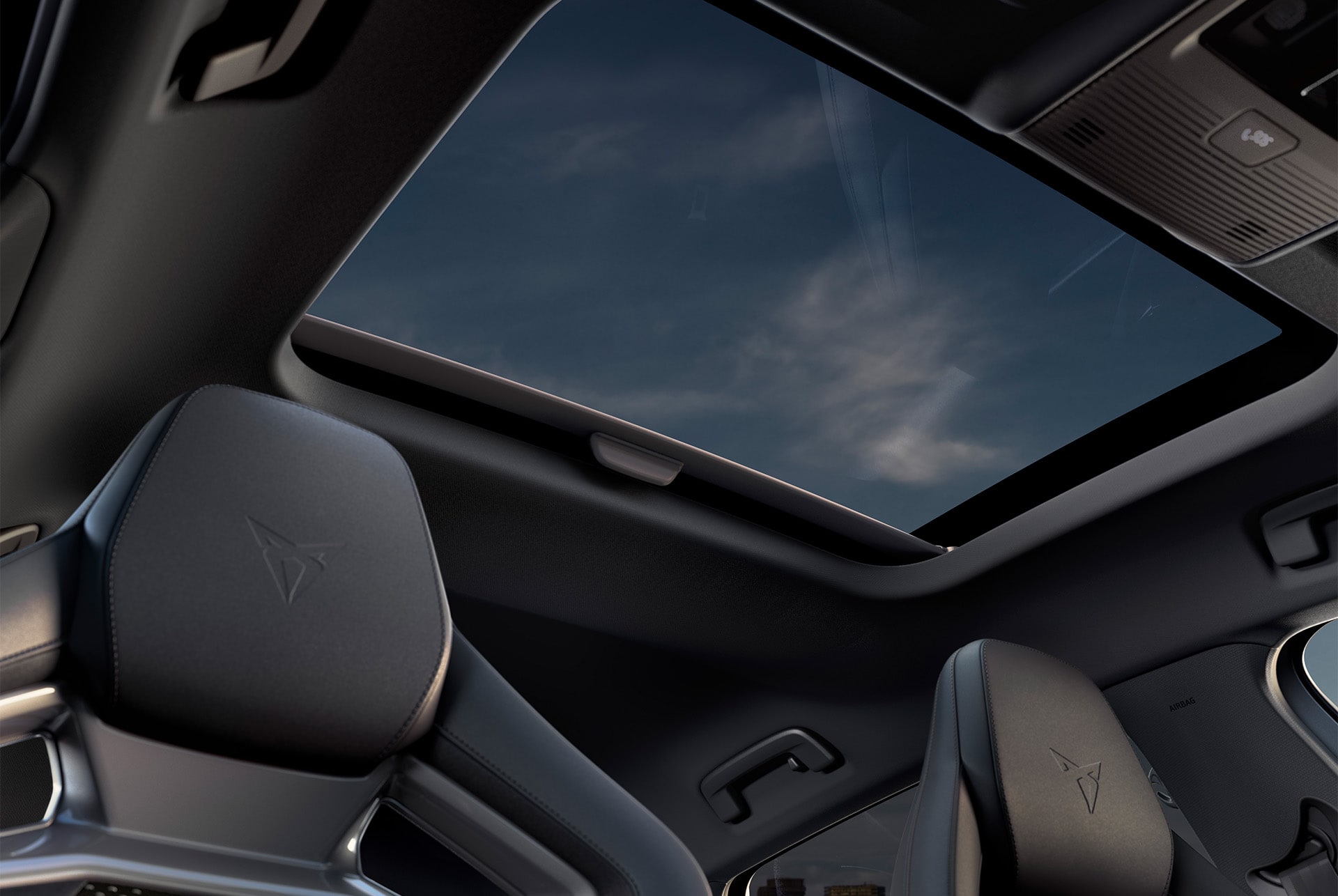 Nuevo CUPRA León 2025 con skyline, actualización del equipamiento, techo solar eléctrico panorámico del coche