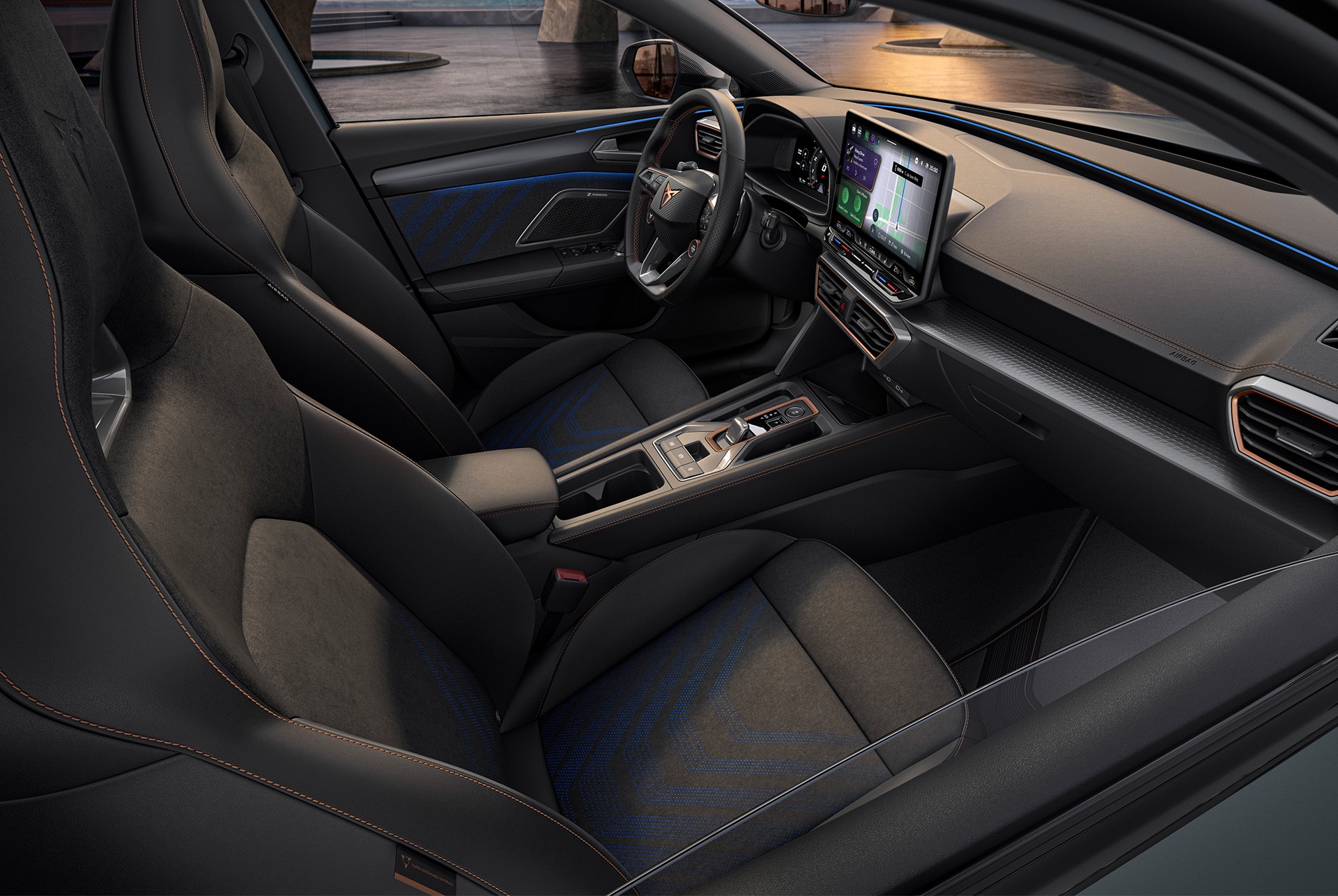 Diseño interior Dynamic del coche híbrido, el nuevo CUPRA León 2025, asientos bucket de material de microfibra vegana reciclada, funciones de memoria eléctrica y ajustes de calefacción.