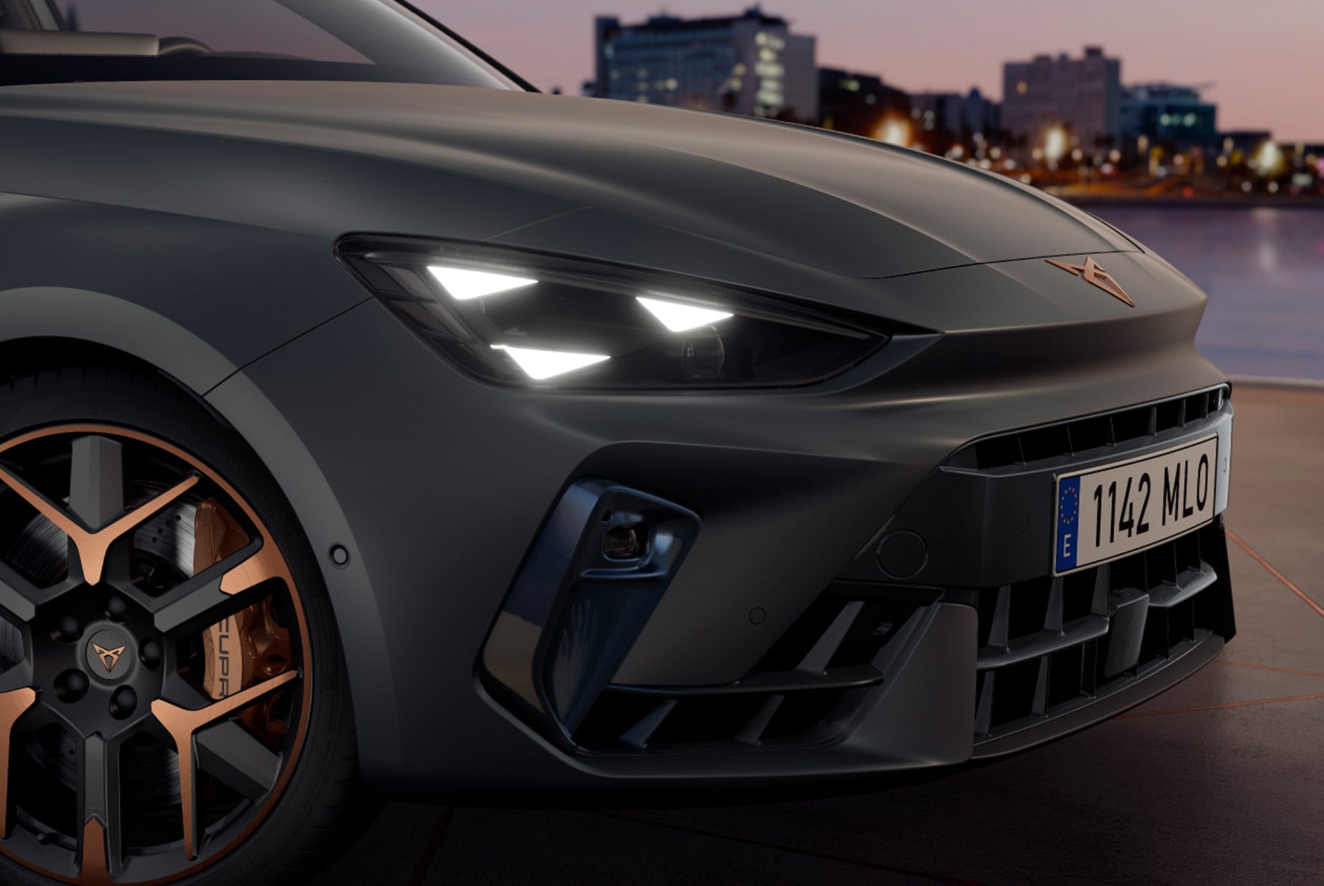 Tecnología del nuevo coche PHEV CUPRA León 2025, demostración de iluminación Matrix LED nocturna e iluminación interior ambiental