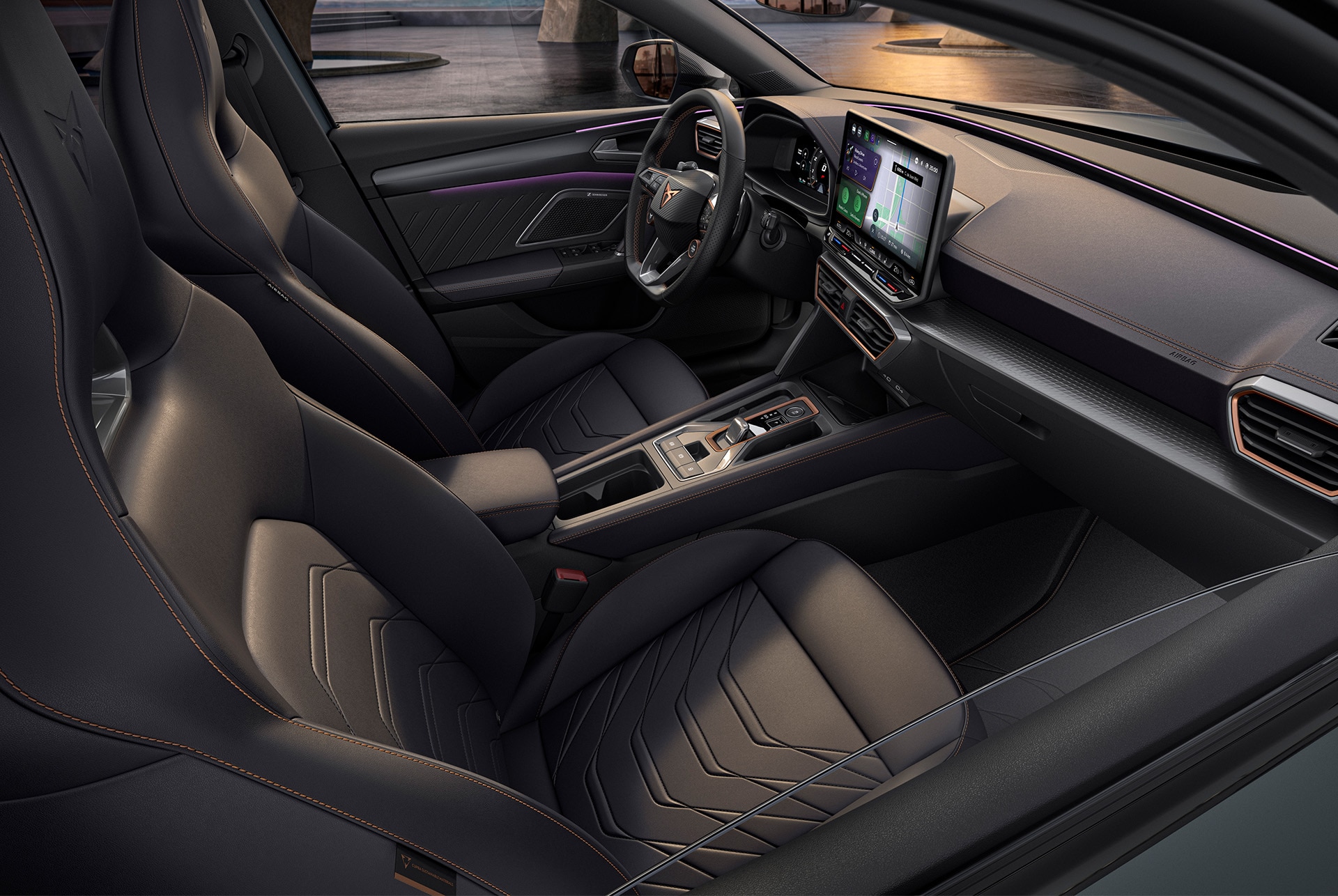 Diseño interior Progressive del coche phev, el nuevo CUPRA León 2025, asientos bucket metalizados de piel con calefacción y eléctricos, con ajustes de memoria tanto para el conductor como para el copiloto.