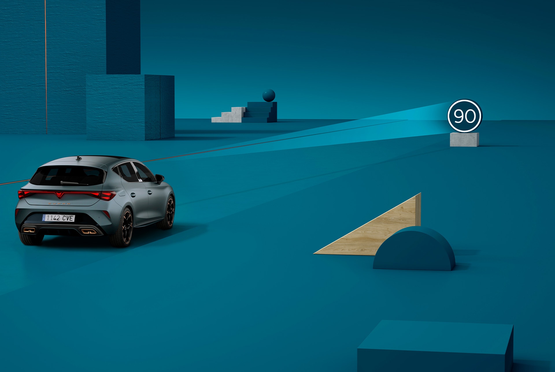 Cómo utilizar la tecnología de reconocimiento de señales de tráfico del nuevo CUPRA León 2025, demo, fondo azul