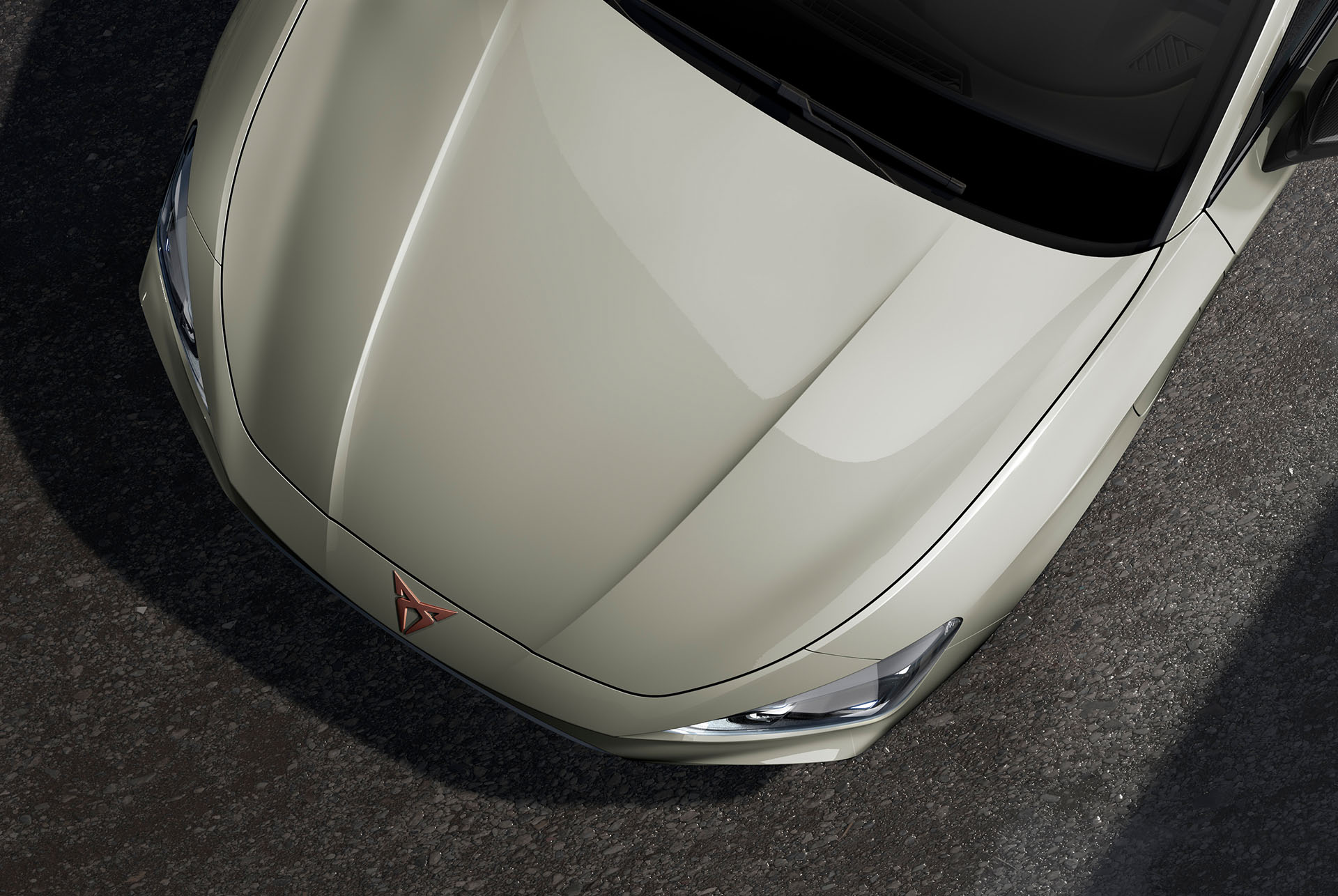 vista aérea del capó del nuevo coche CUPRA León 2025 en gris Taiga