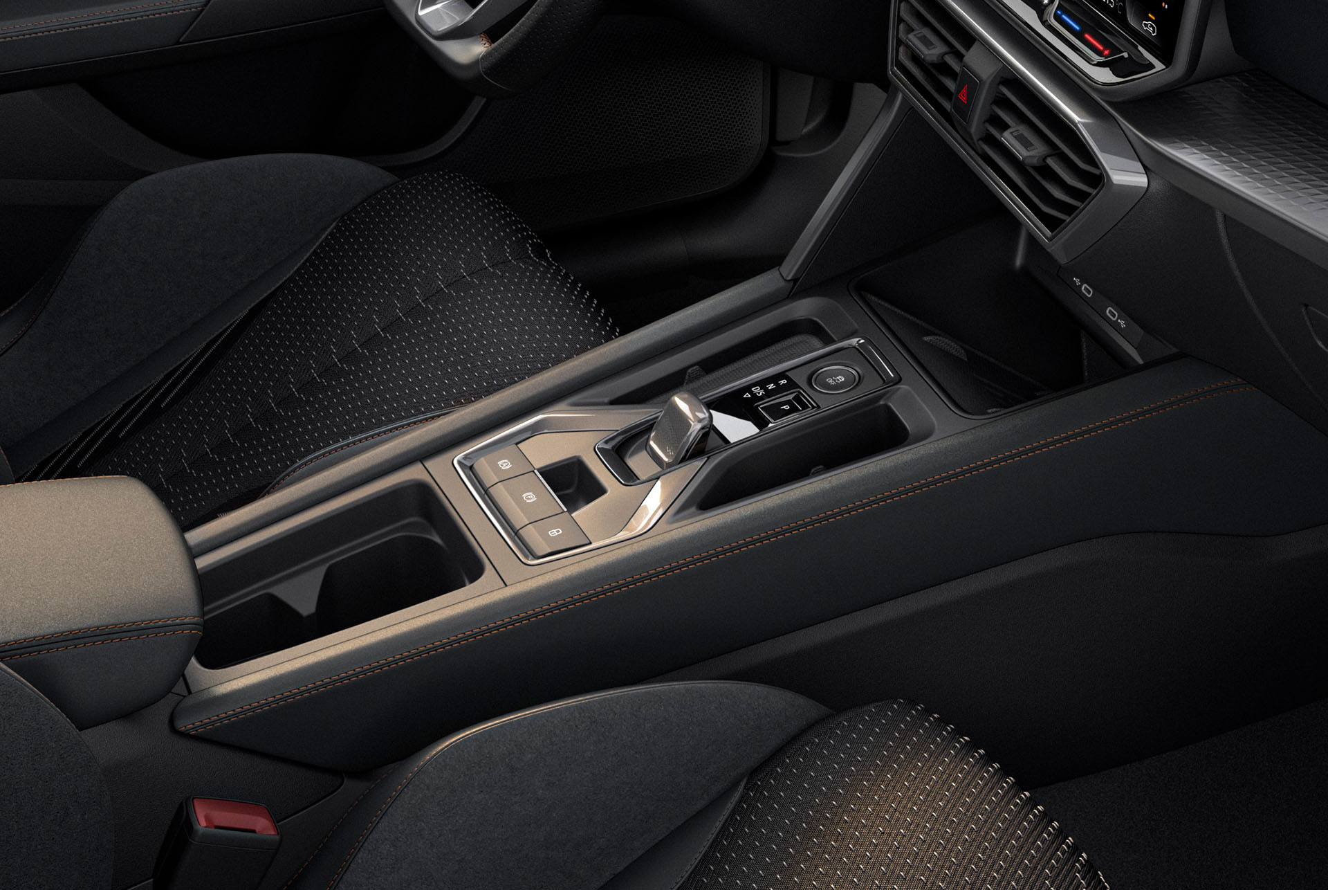 Primer plano del diseño interior del nuevo coche híbrido CUPRA León 2025, consola central, mandos de CUPRA Connect, costuras en cobre, tapicería negra y metalizada.