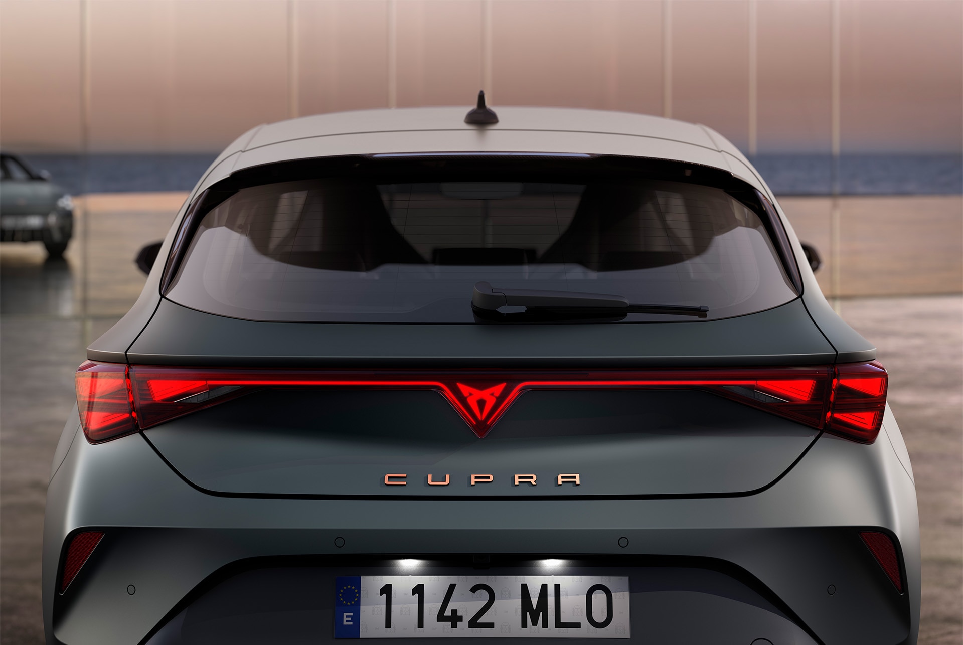Vista del maletero y las luces traseras del nuevo coche híbrido CUPRA León 2025, iluminación LED, logotipo CUPRA LED integrado