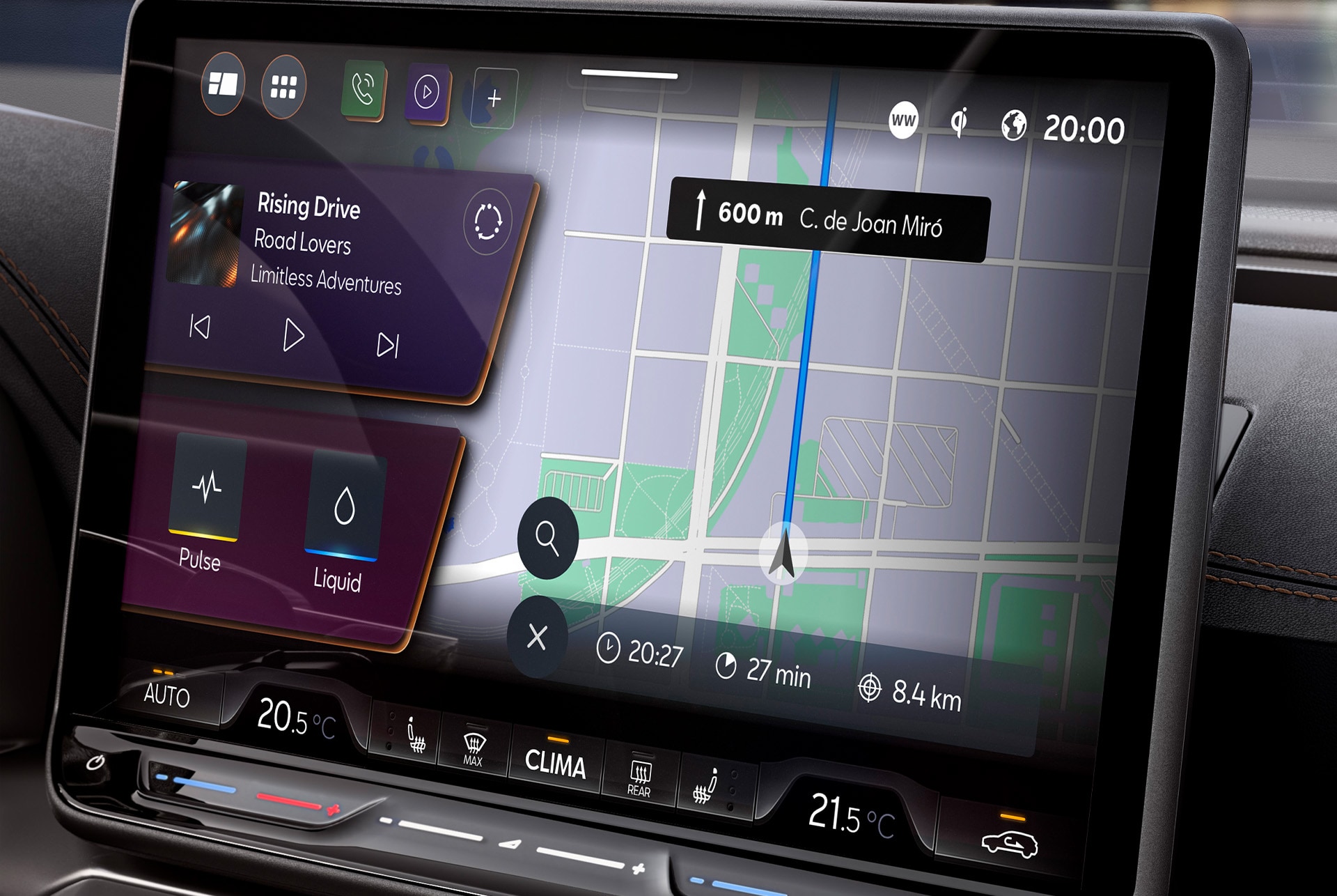 Vista del salpicadero del nuevo CUPRA León 2025, pantalla del sistema Infotainment con CUPRA Connect Plus, para encontrar estaciones de carga PHEV, alertas de tráfico en directo, estaciones de carga y aparcamientos.