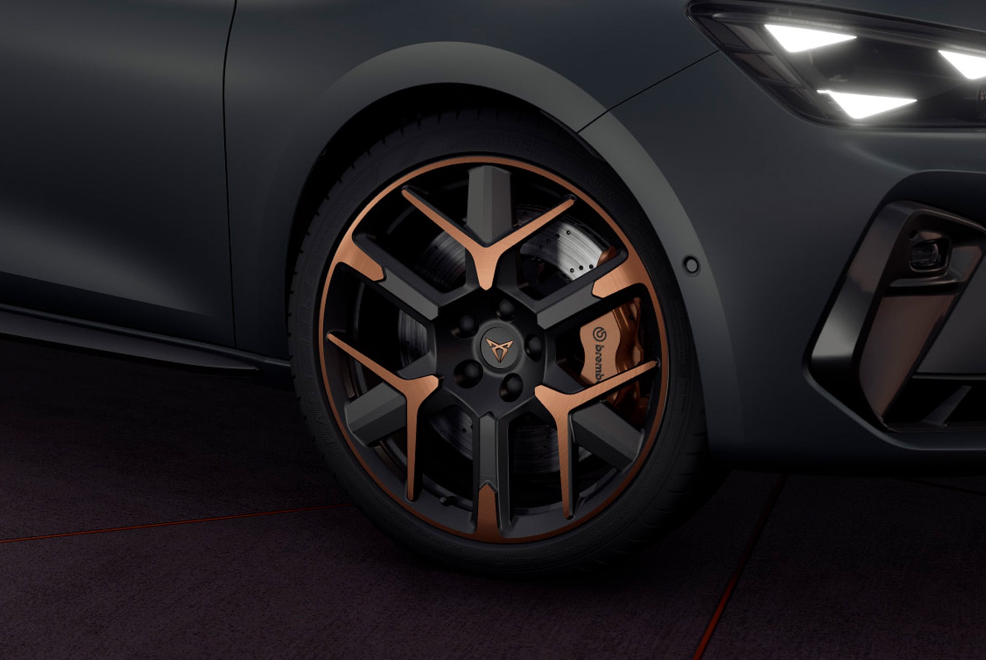 primer plano del nuevo CUPRA León 2025 con acabado Hailstorm Copper y llantas forjadas en negro con faros con forma de ojo triangular