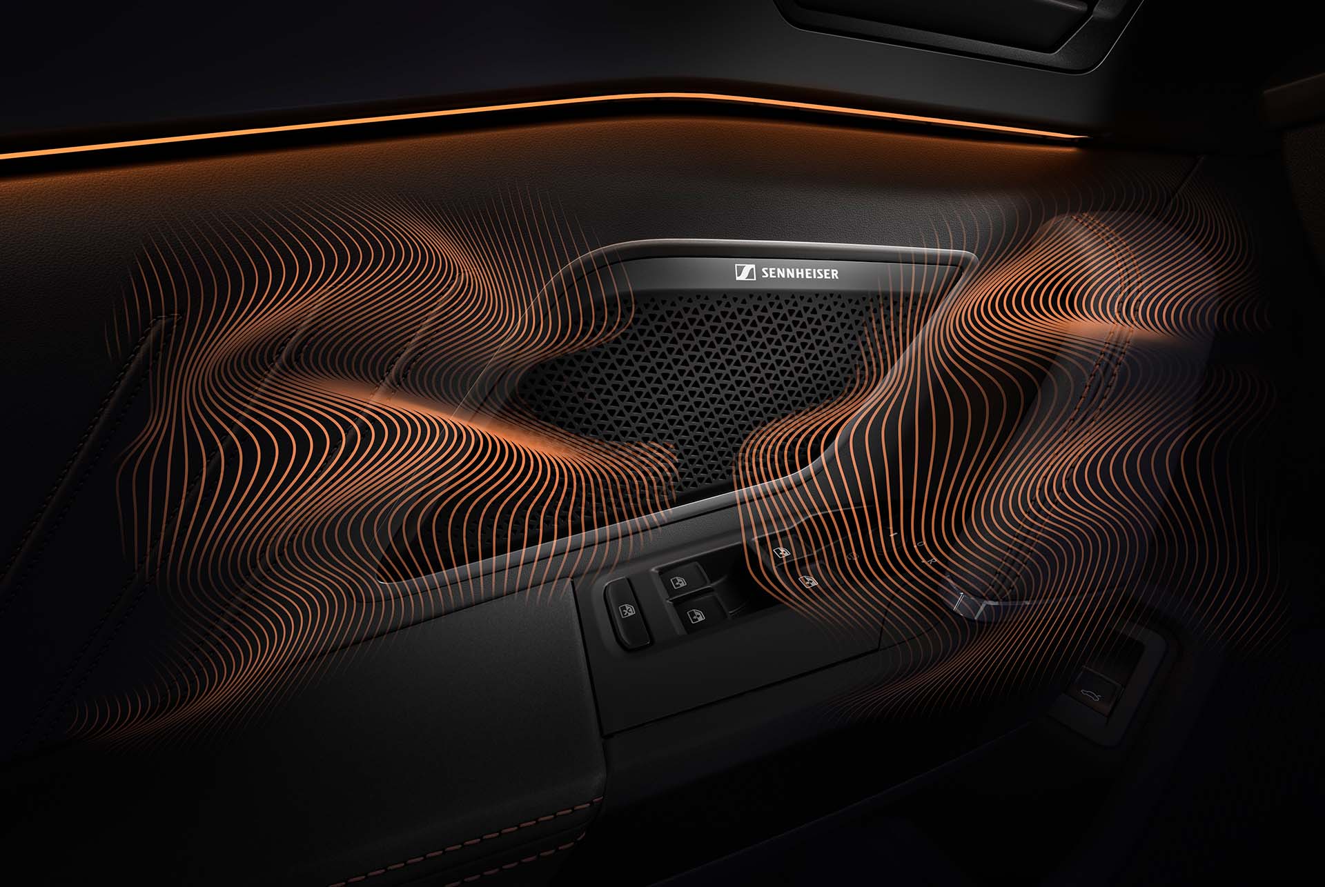 Tecnología del coche PHEV del nuevo CUPRA León Sportstourer 2025, equipo Immersive by Sennheiser. Primer plano del altavoz Sennheiser en el panel de la puerta del CUPRA León Sportstourer, ondas sonoras e iluminación ambiental.