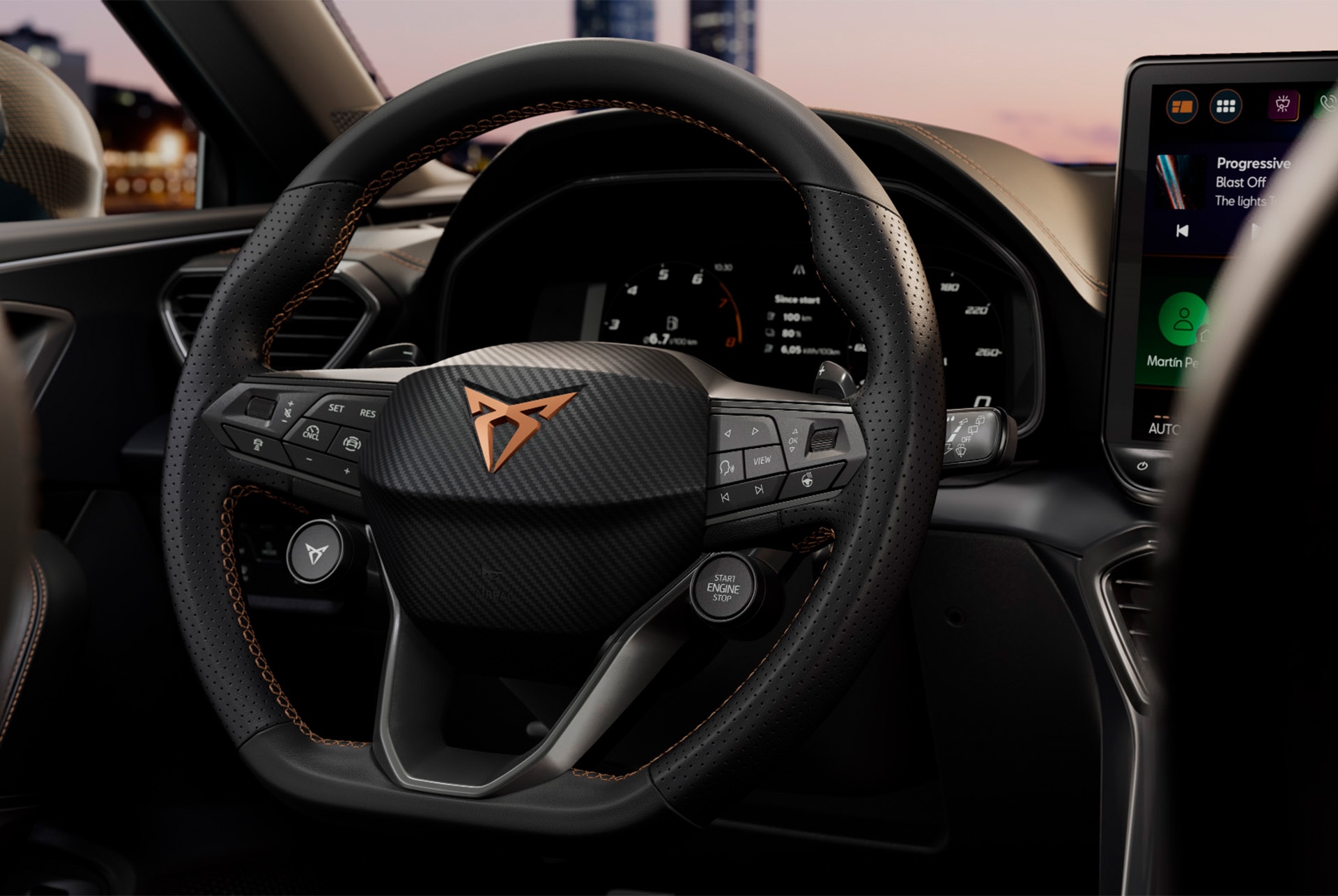 Primer plano de la tecnología del nuevo CUPRA León 2025, volante con botones satélite, cabina del coche, vista del asiento del conductor, retrovisor, sistema de Infotainment, panel de la puerta del salpicadero, logotipo CUPRA y ventanilla.
