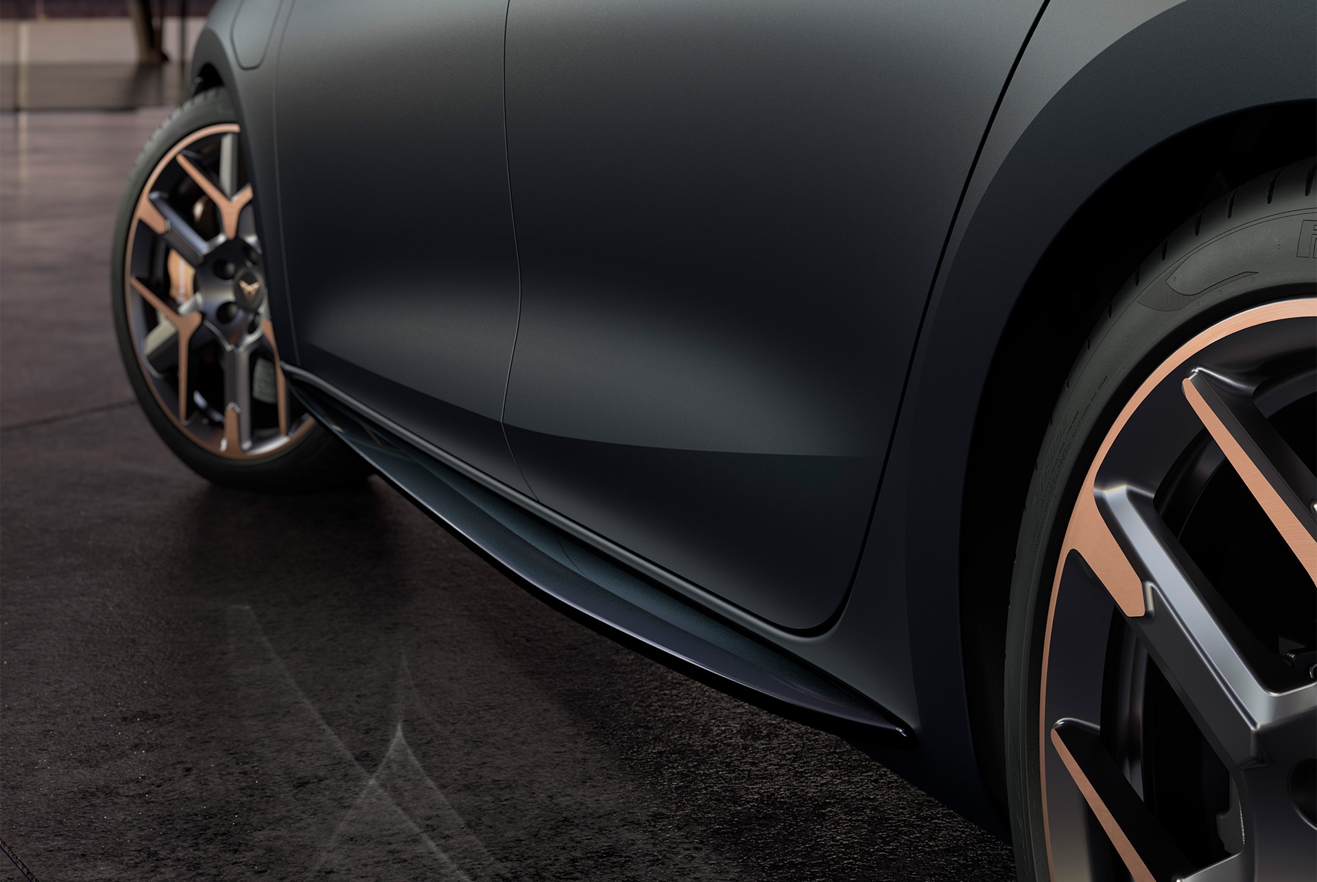 primer plano del diseño de los paneles de las puertas de la carrocería del CUPRA León gris mate y llantas y faldón laterales con acabado Hailstorm Copper