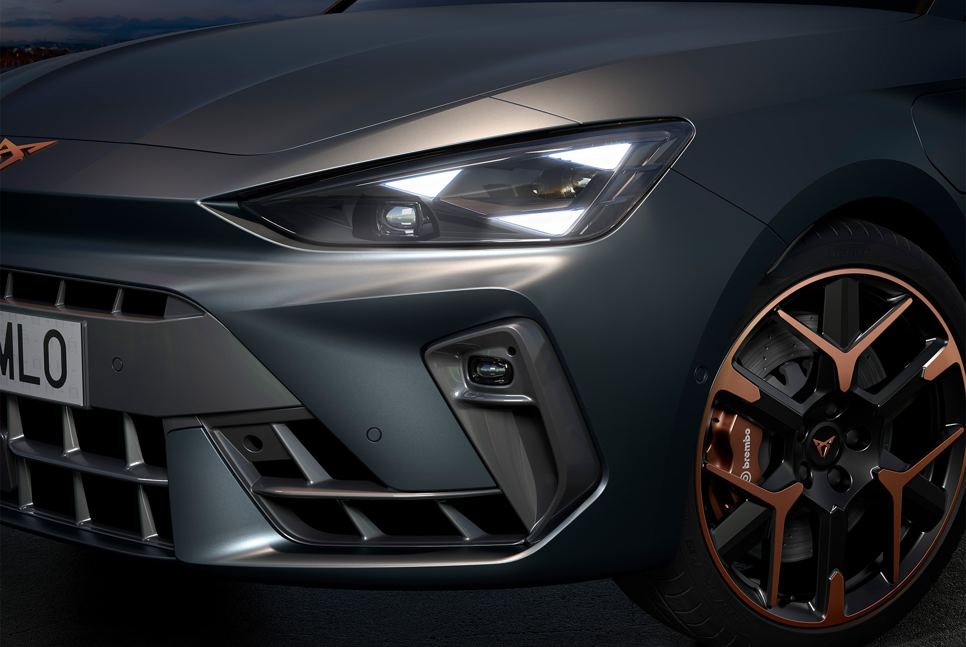 primer plano del nuevo coche híbrido CUPRA León 2025, faros y llantas forjadas de 48cm (19") con acabado Hailstorm Copper y carrocería gris Enceladus mate