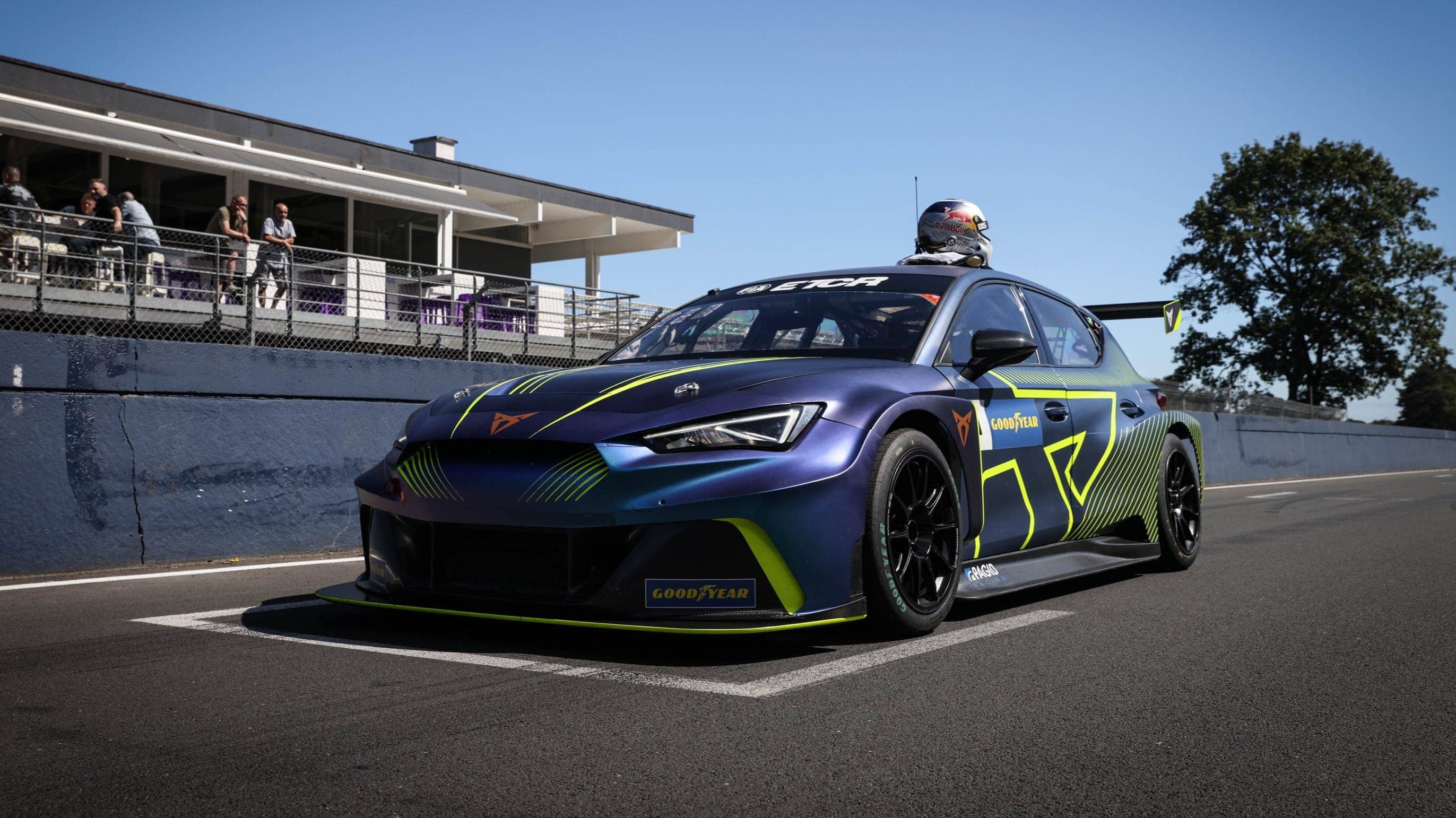CUPRA e-Racer aparcado junto a un cargador eléctrico 