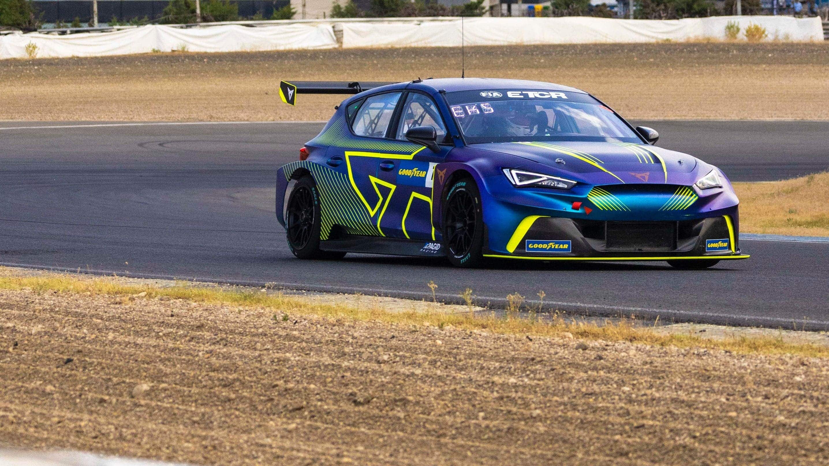 CUPRA e-Racer en una pista de carreras